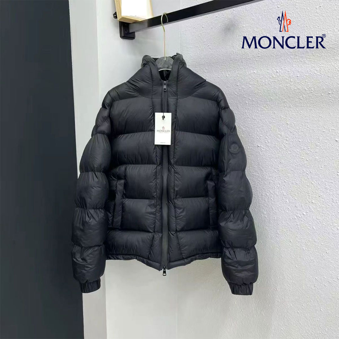 【MONCLER】モンクレール ダウンジャケット コントラストカラーのフード付きジャケット