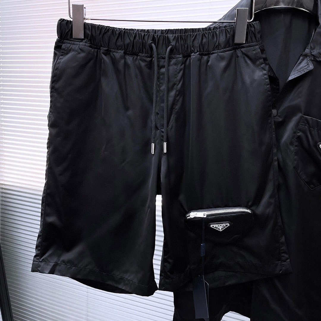  プラダ 【PRADA】Re-Nylon  リサイクルナイロンの半袖シャツとショーツのセット