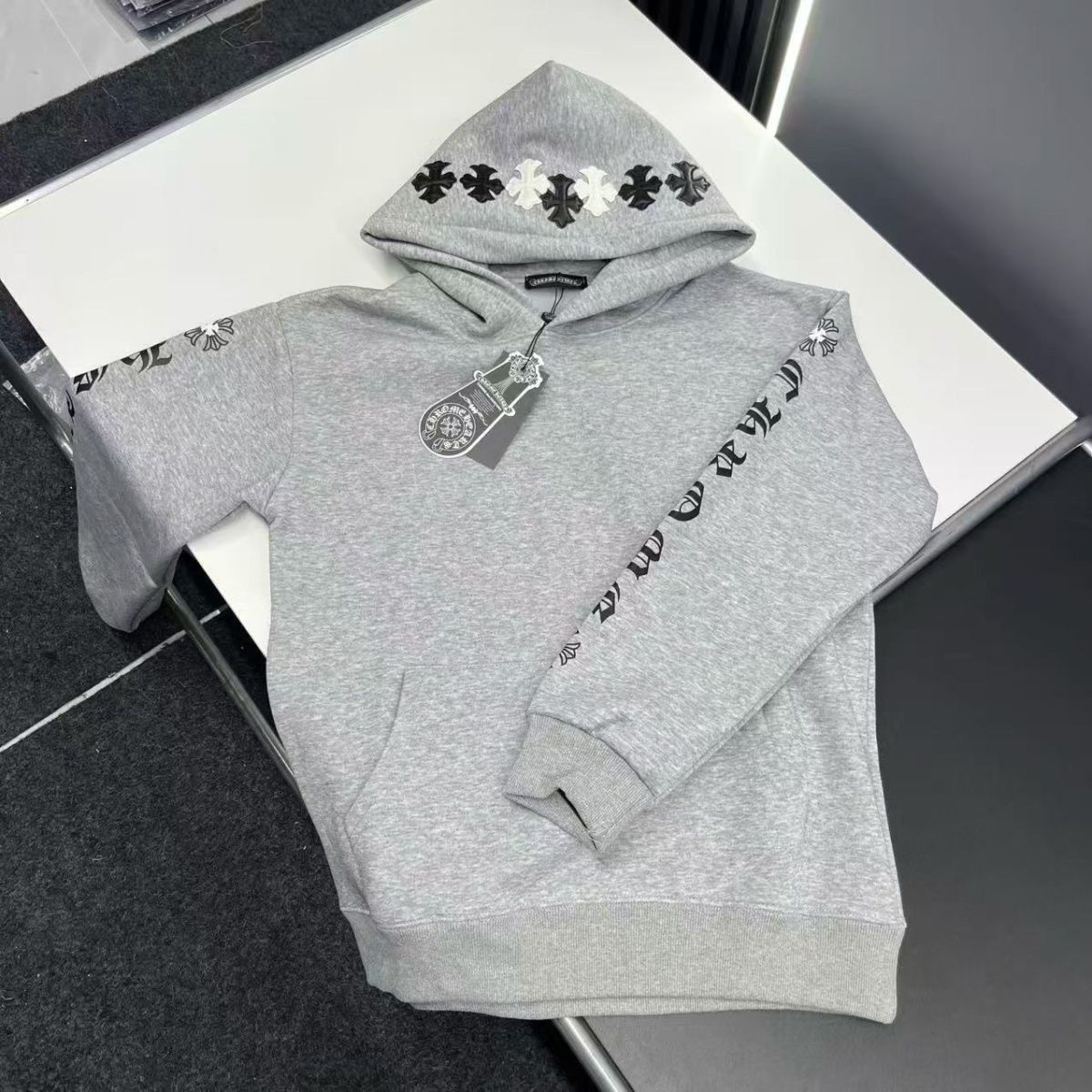 【Chrome hearts】クロムハーツ 刺繍入りクロスフリース フード付きスウェットシャツ 男女兼用