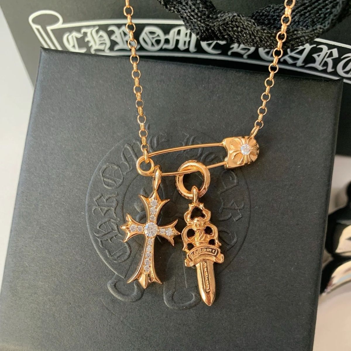 【Chrome Hearts】クロムハーツ フレイムダイヤモンド クロスブローチ スクエア ペンダント ネックレス男女兼用