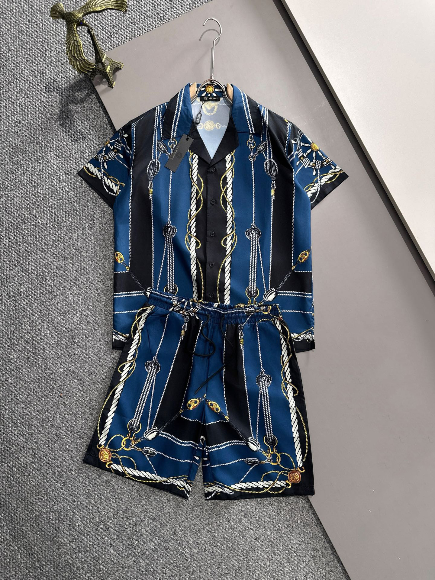 【Versace】【トップス + パンツ】ヴェルサーチ 2025年夏 ロゴ フルプリント スーツ 男女兼用