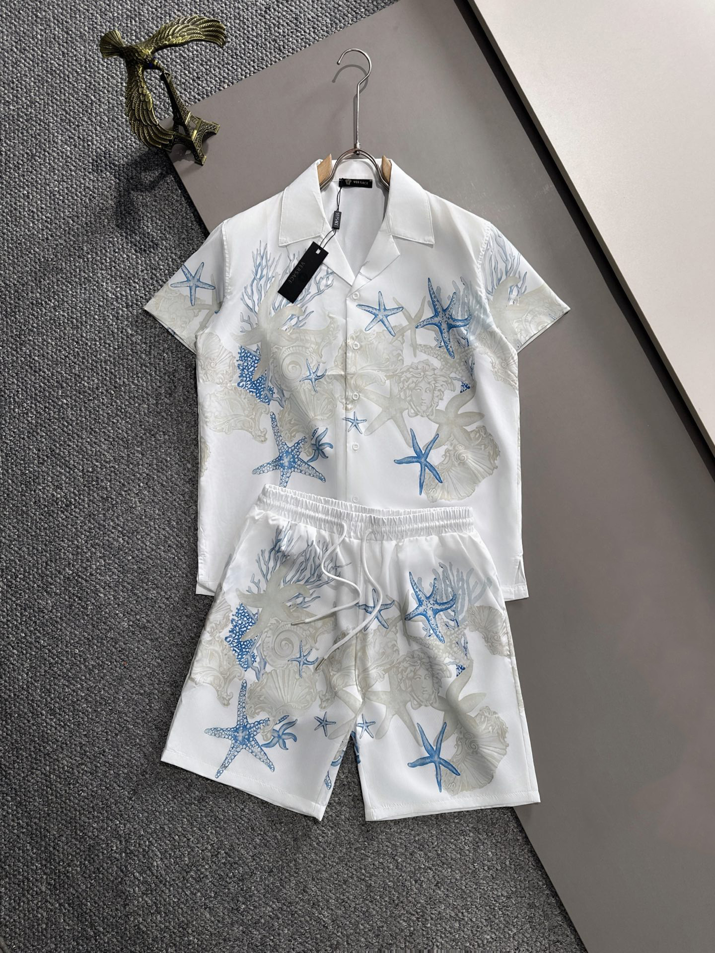 【Versace】【トップス + パンツ】ヴェルサーチ 2025年夏 ロゴ フルプリント スーツ 男女兼用
