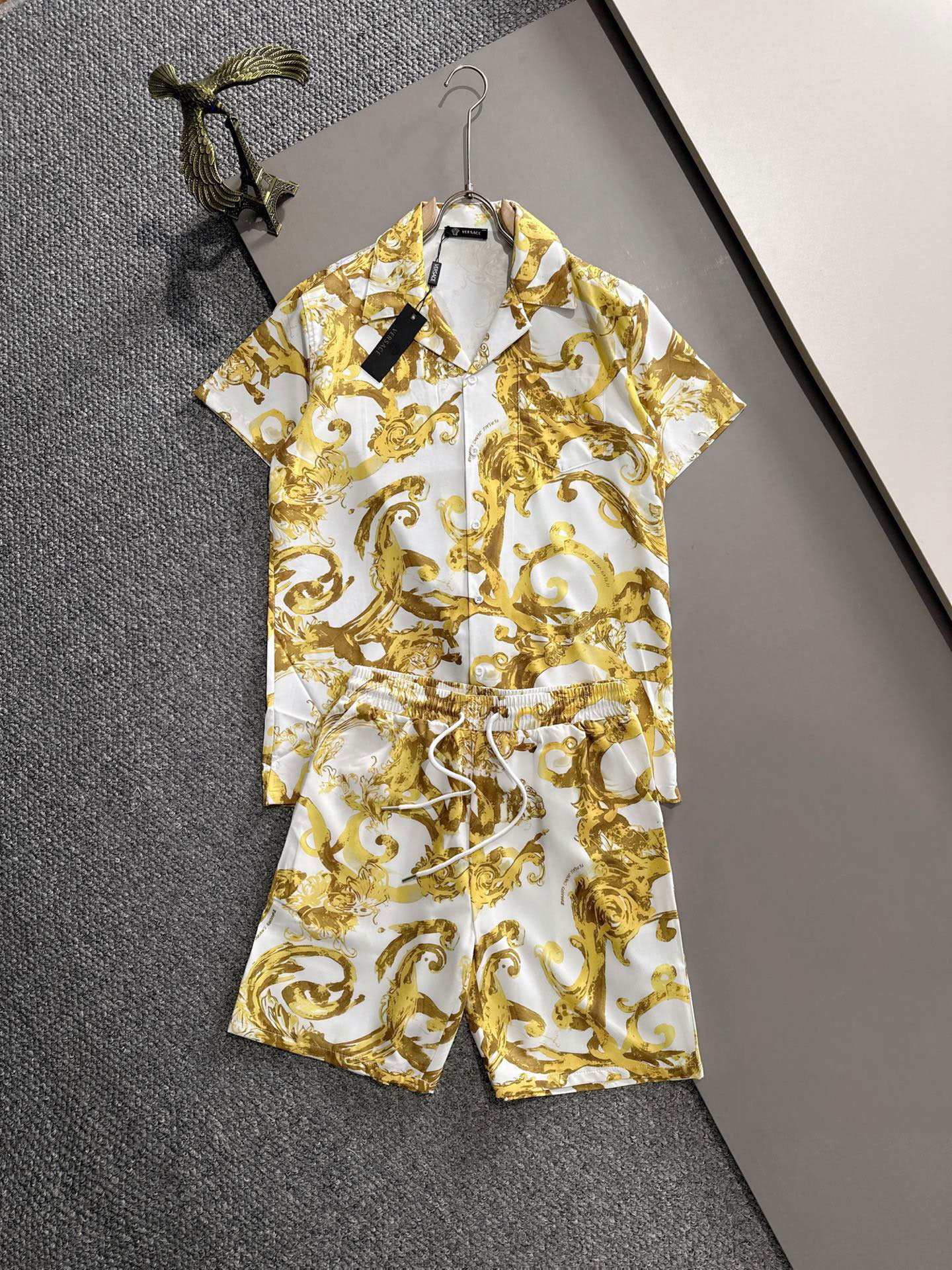 【Versace】【トップス + パンツ】ヴェルサーチ 2025年夏 ロゴ フルプリント スーツ 男女兼用