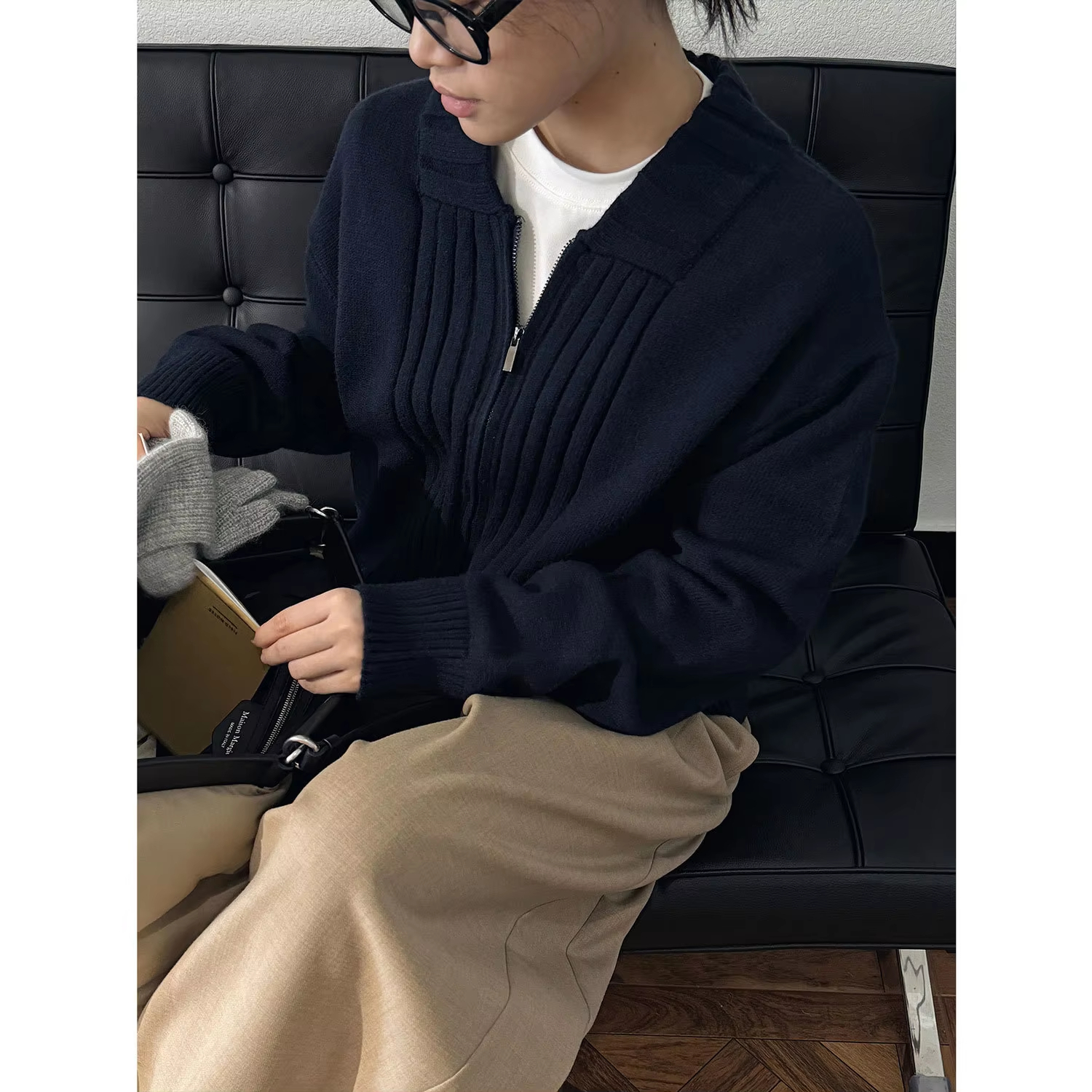 Women's New Korean Casual Commuting Cardigan Comfortable Zipper Top with V-Neck Loose and Slimming for Autumn