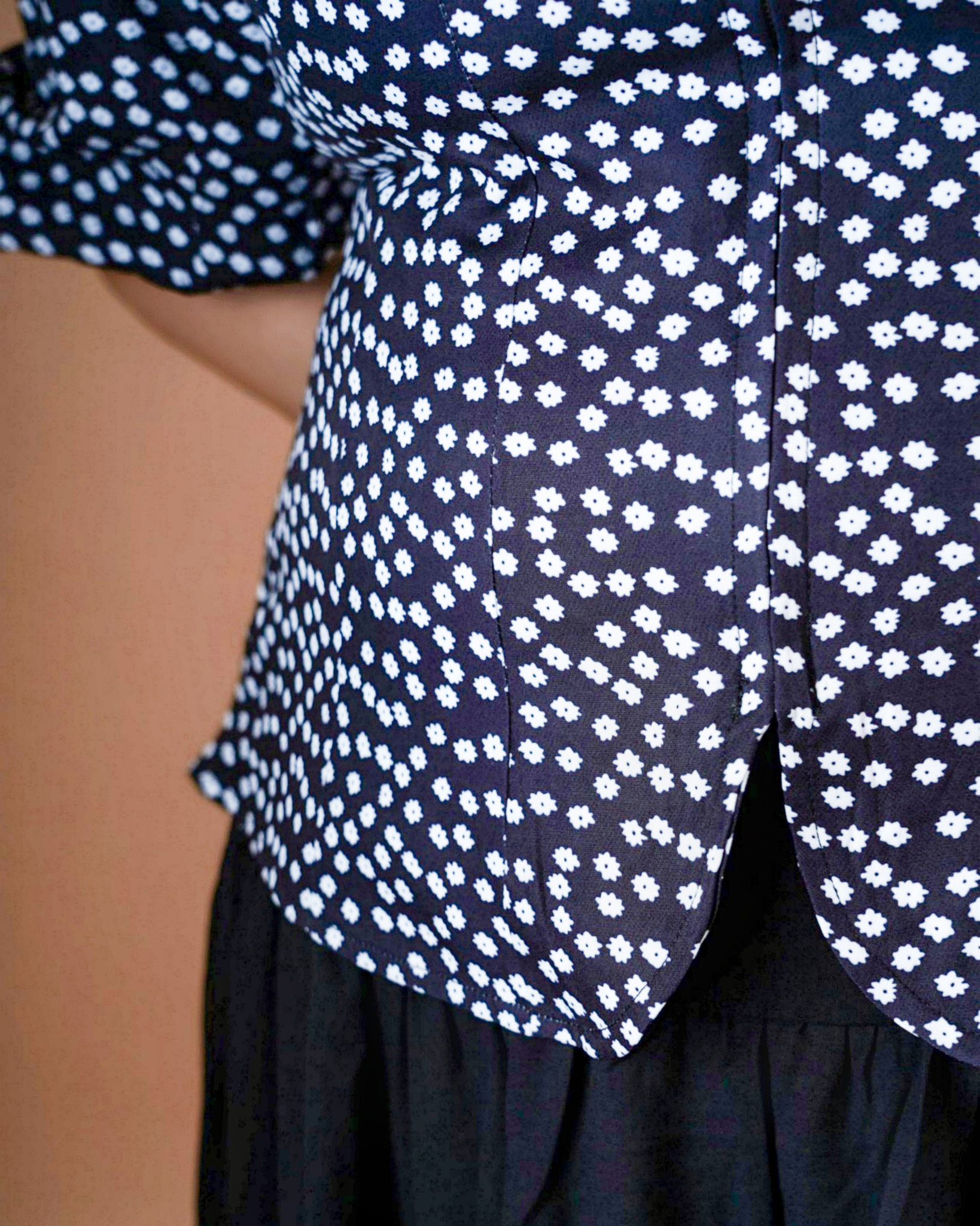 YOLA DOTTED TOP IN BLACK