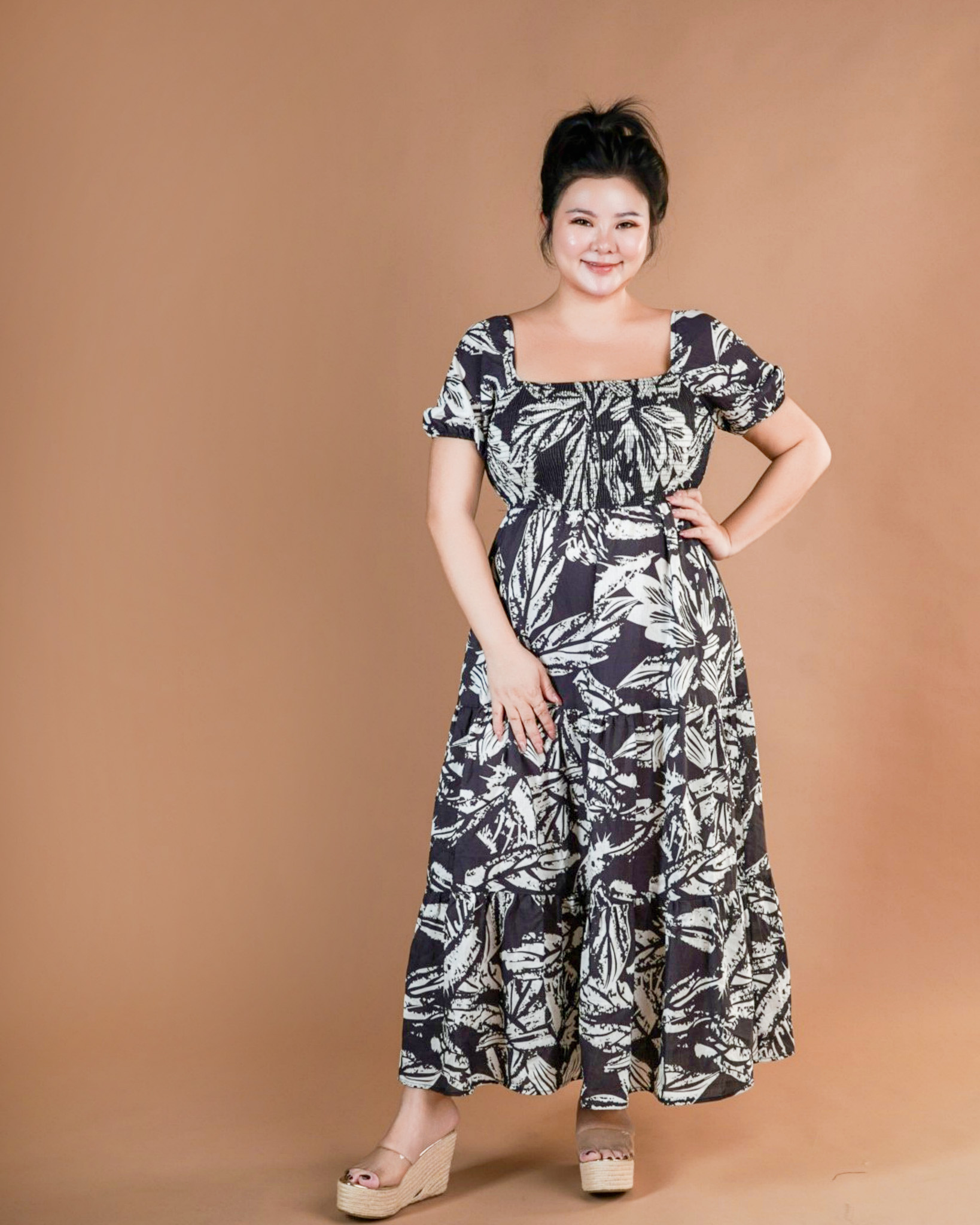 LARRIE SMOCKED MIDI IN BLACK LEAFY