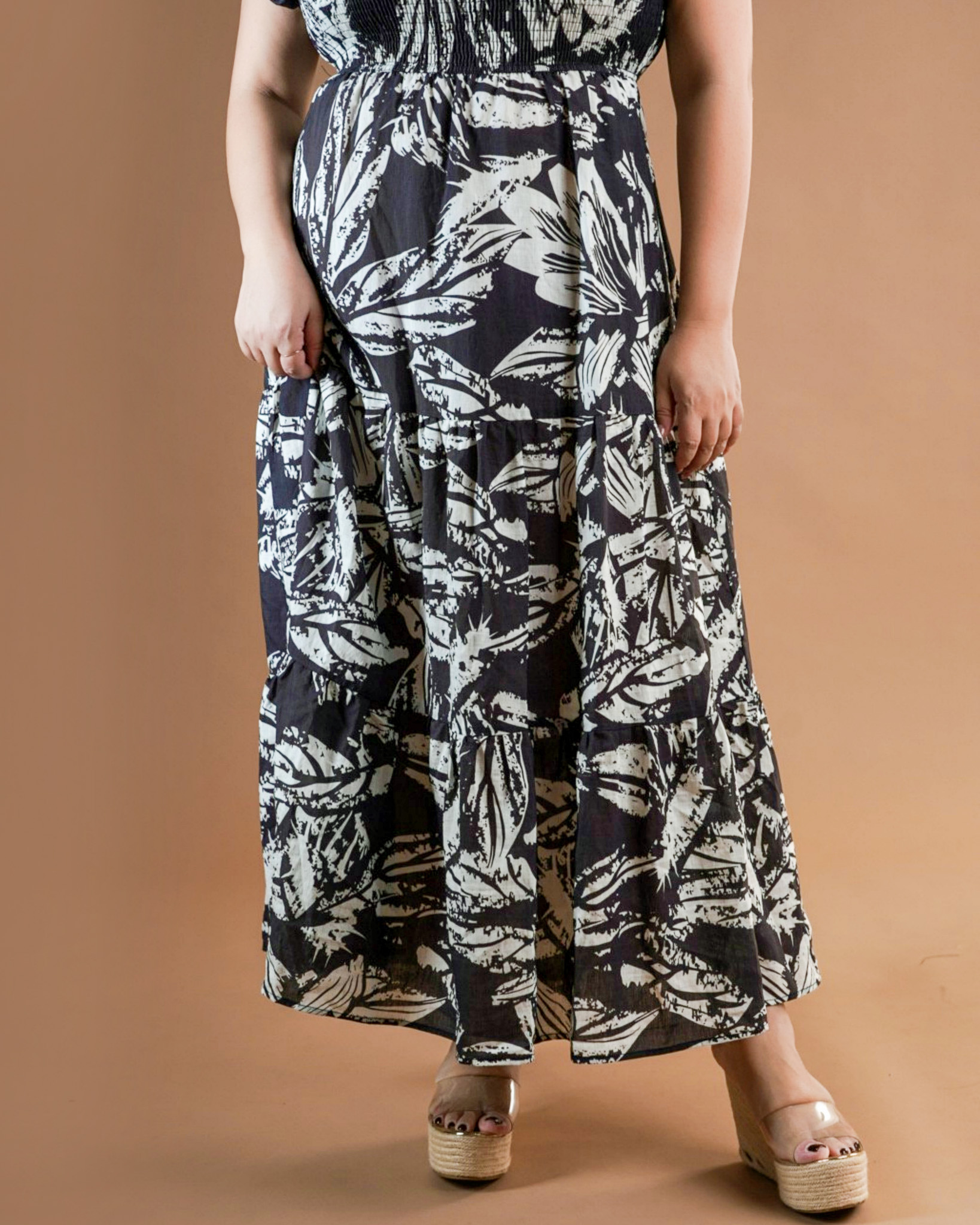 LARRIE SMOCKED MIDI IN BLACK LEAFY
