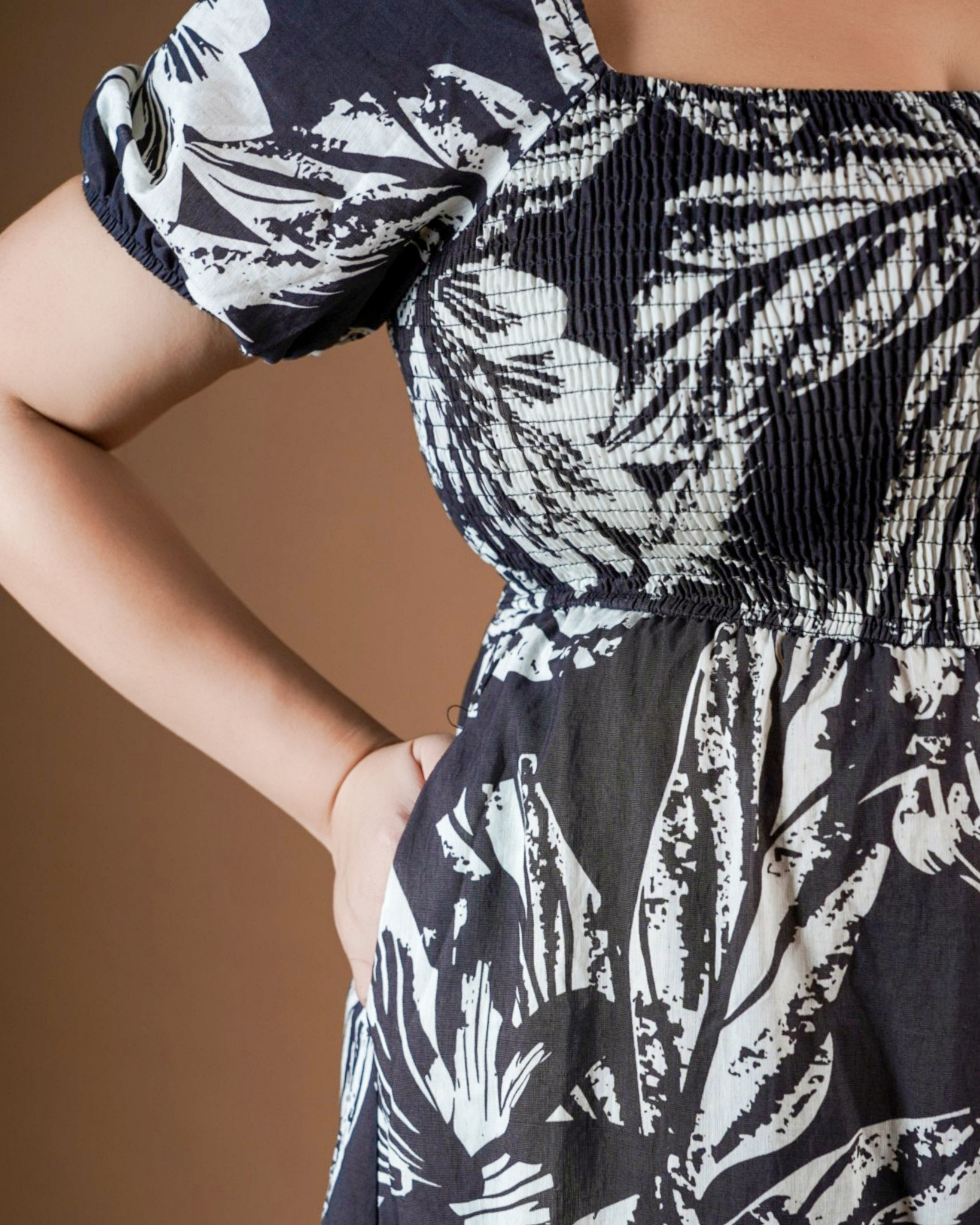 LARRIE SMOCKED MIDI IN BLACK LEAFY