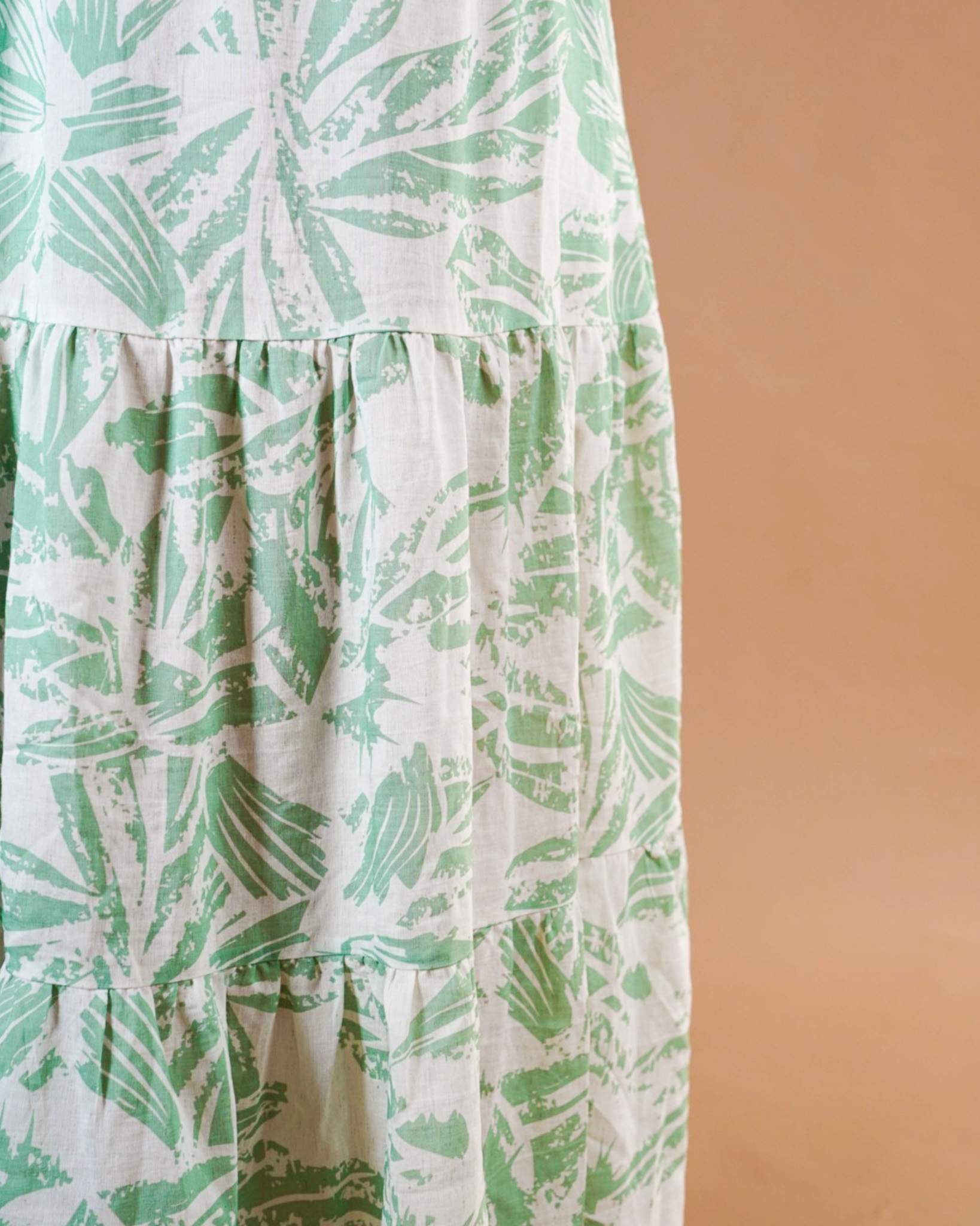 LARRIE SMOCKED MIDI IN GREEN LEAFY