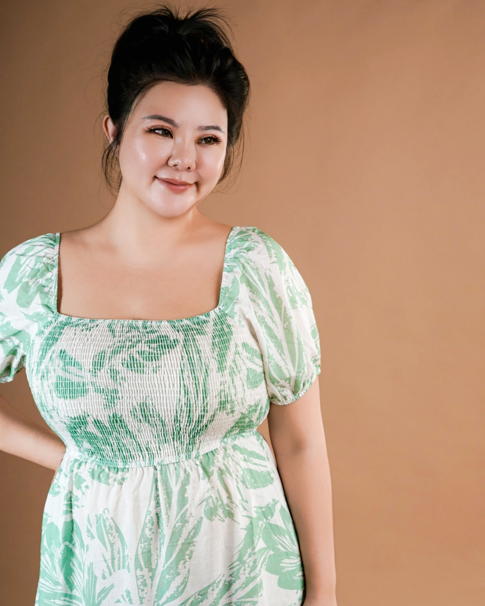 LARRIE SMOCKED MIDI IN GREEN LEAFY