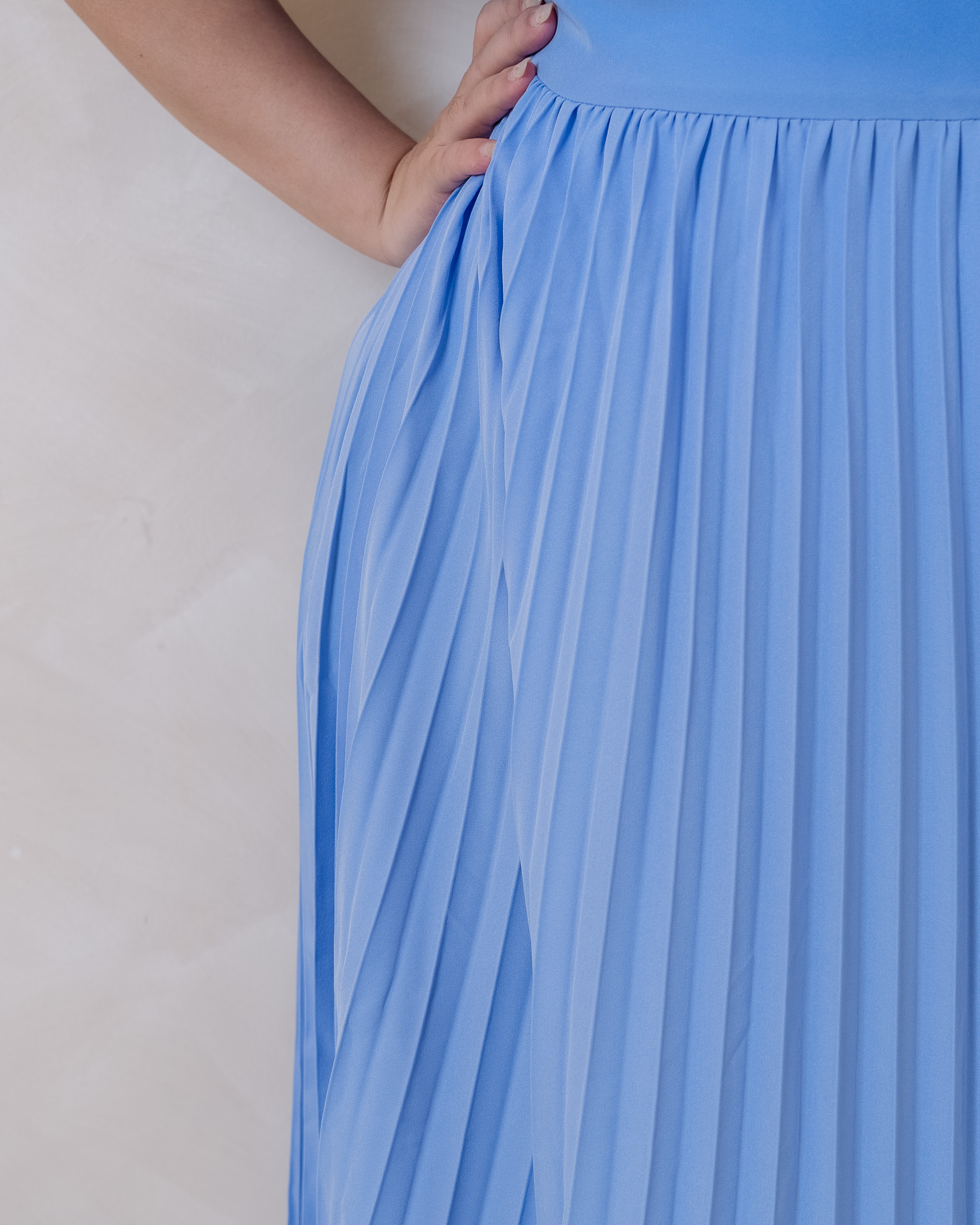 KAGURA PLEATED MIDI IN BLUE AND BLACK
