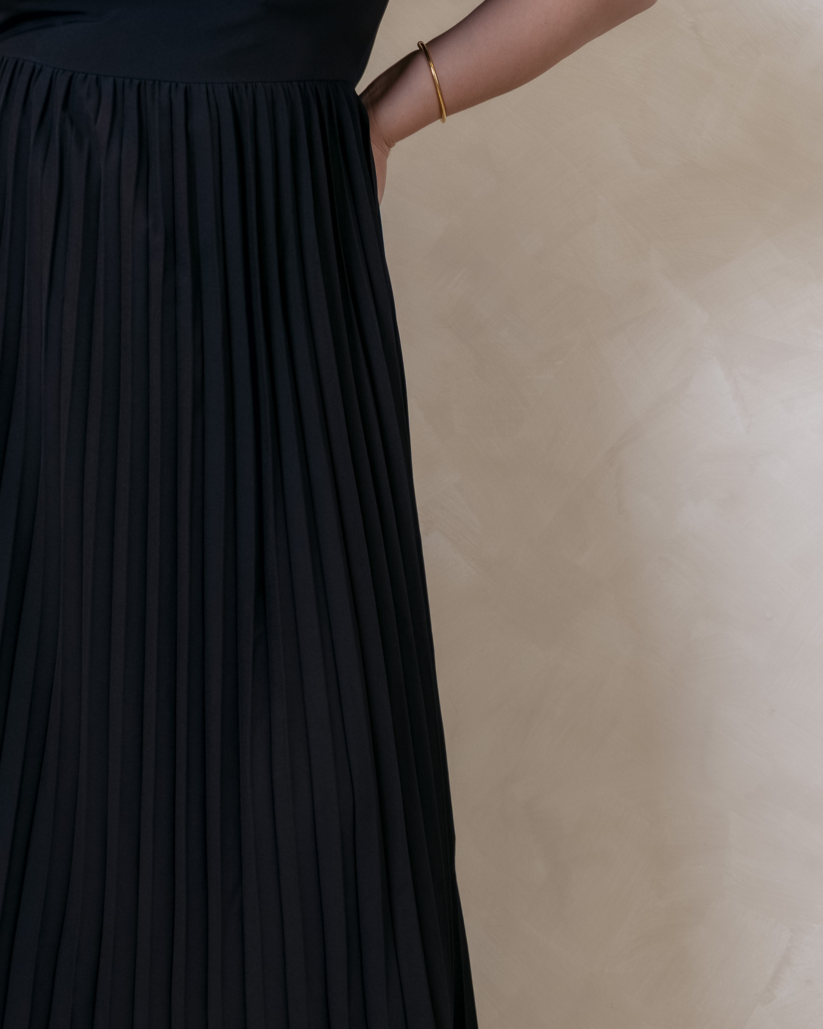 KAGURA PLEATED MIDI IN BLUE AND BLACK