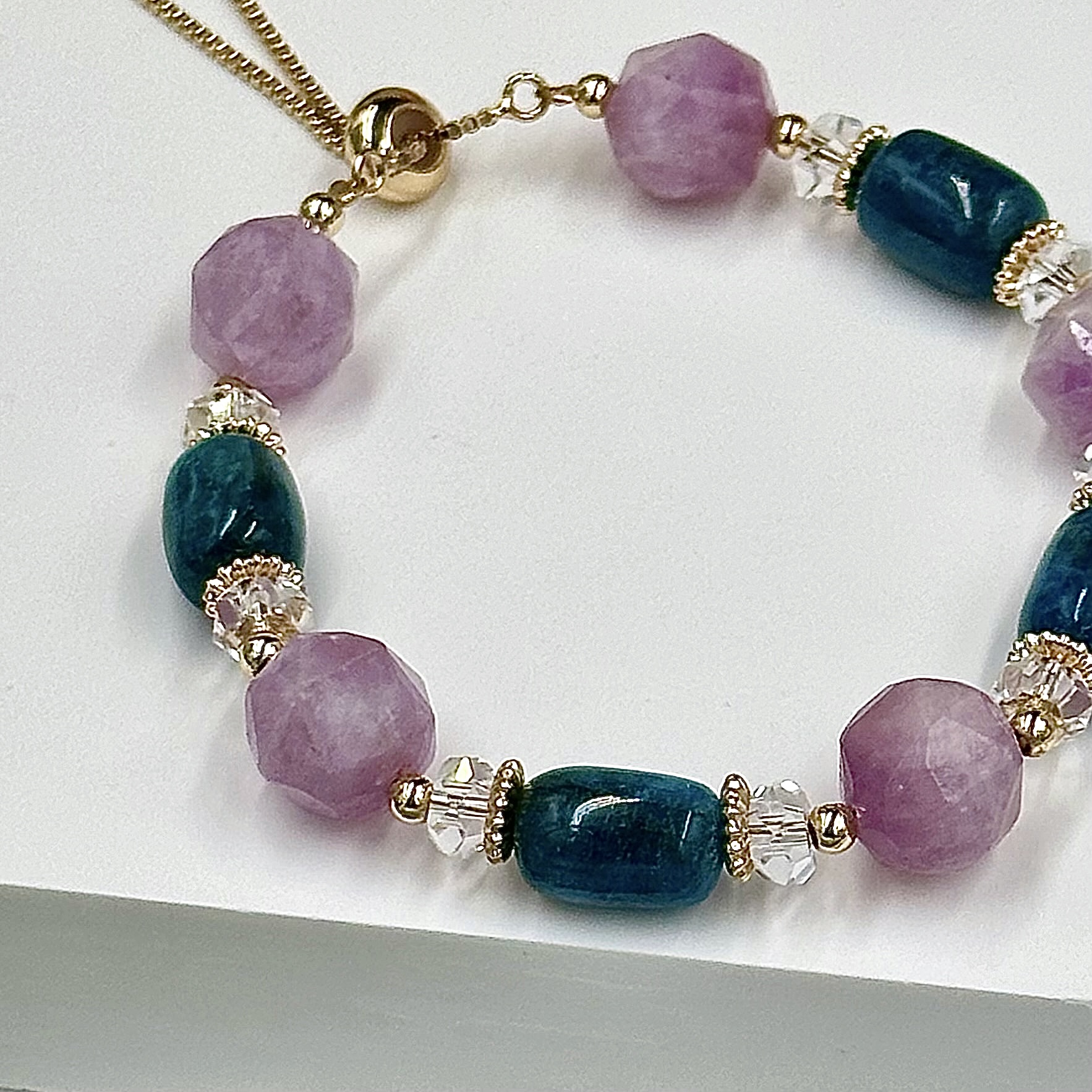 Apatite Lu Lu Tong And Faceted Kunzite Push-Pull Bracelet
