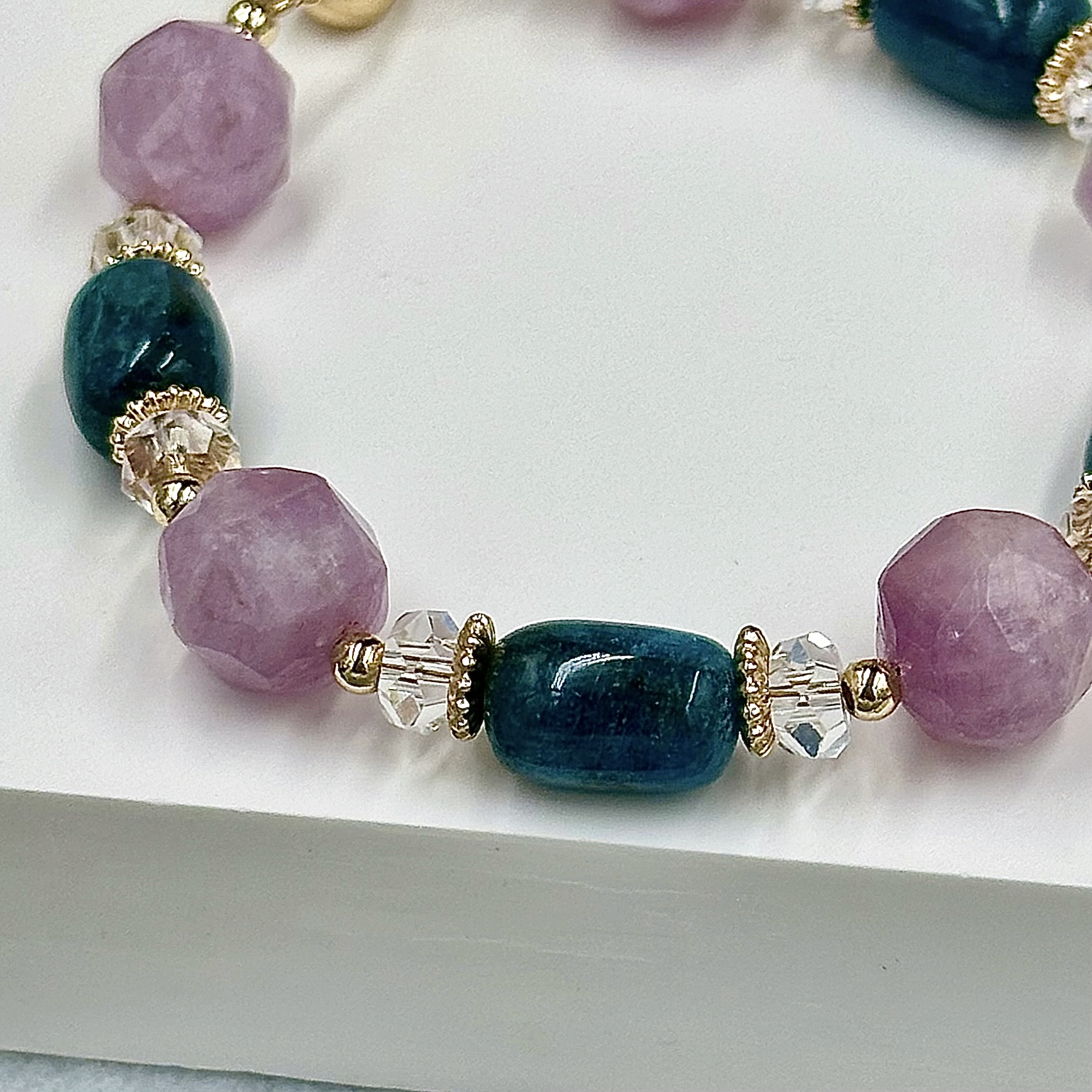 Apatite Lu Lu Tong And Faceted Kunzite Push-Pull Bracelet
