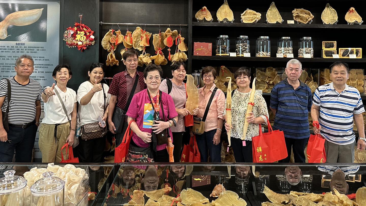 沙巴特产店内游客购物场景,祥龙海味提供优质手信与土产。