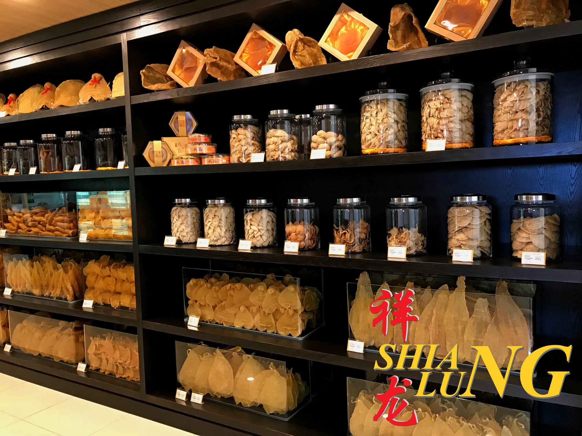 祥龙海味干货店货架展示，各类沙巴海味干货整齐陈列，包括鱼鳔、干贝与花胶。