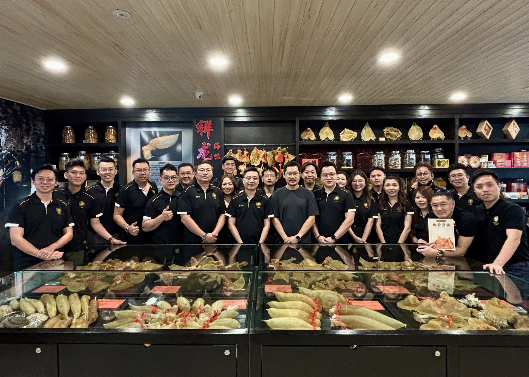 祥龙海味团队在沙巴海味干货店内合影，展示优质海味与干货产品。