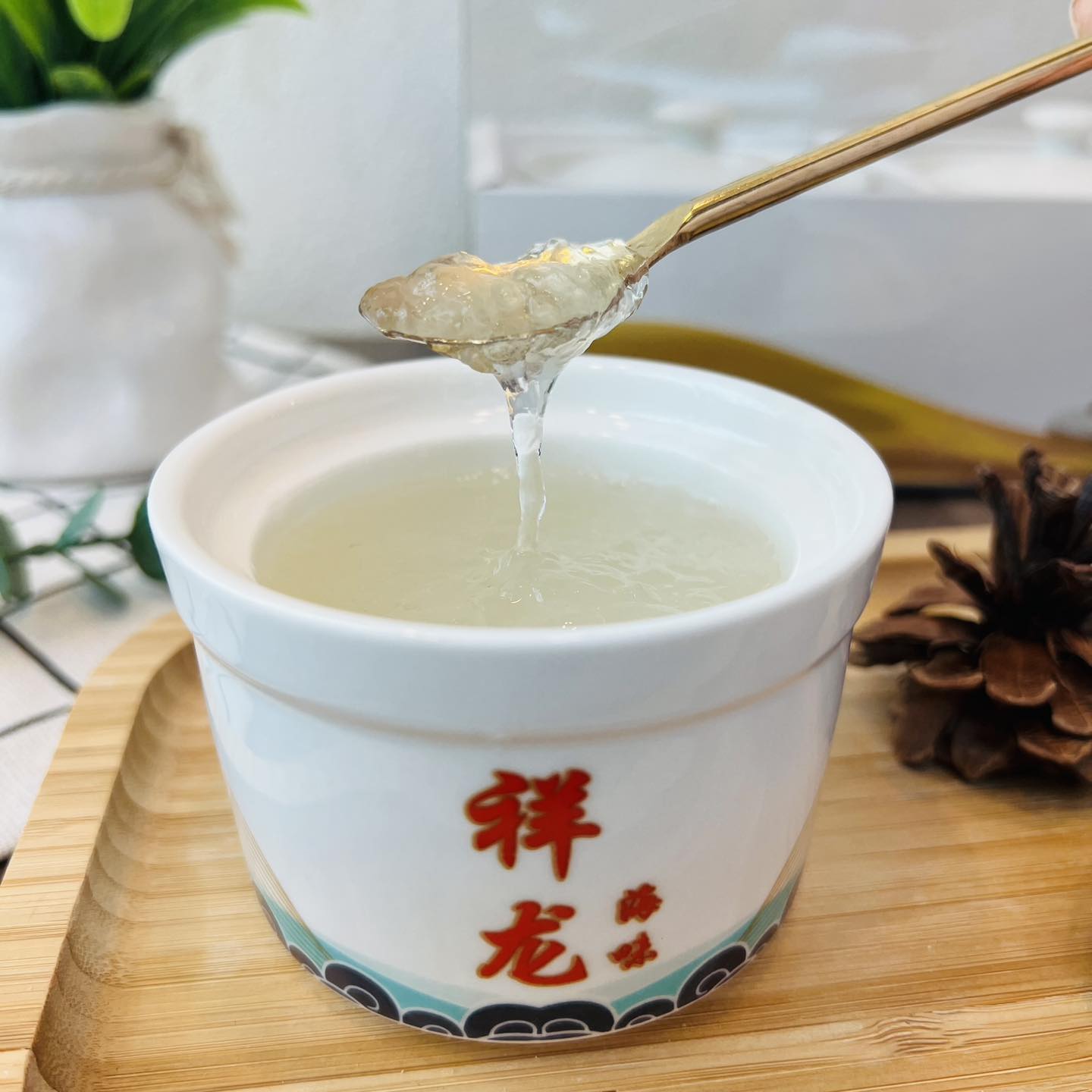 祥龙海味即食燕窝，质地细腻，富含燕窝营养，适合日常滋补。