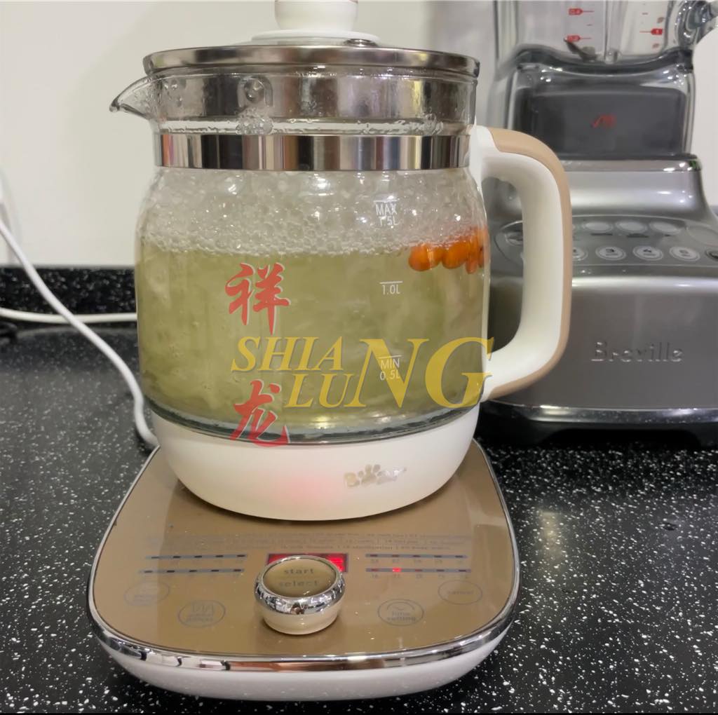 玻璃炖锅中炖煮的燕窝，搭配枸杞，展现燕窝的滋补功效与好处。