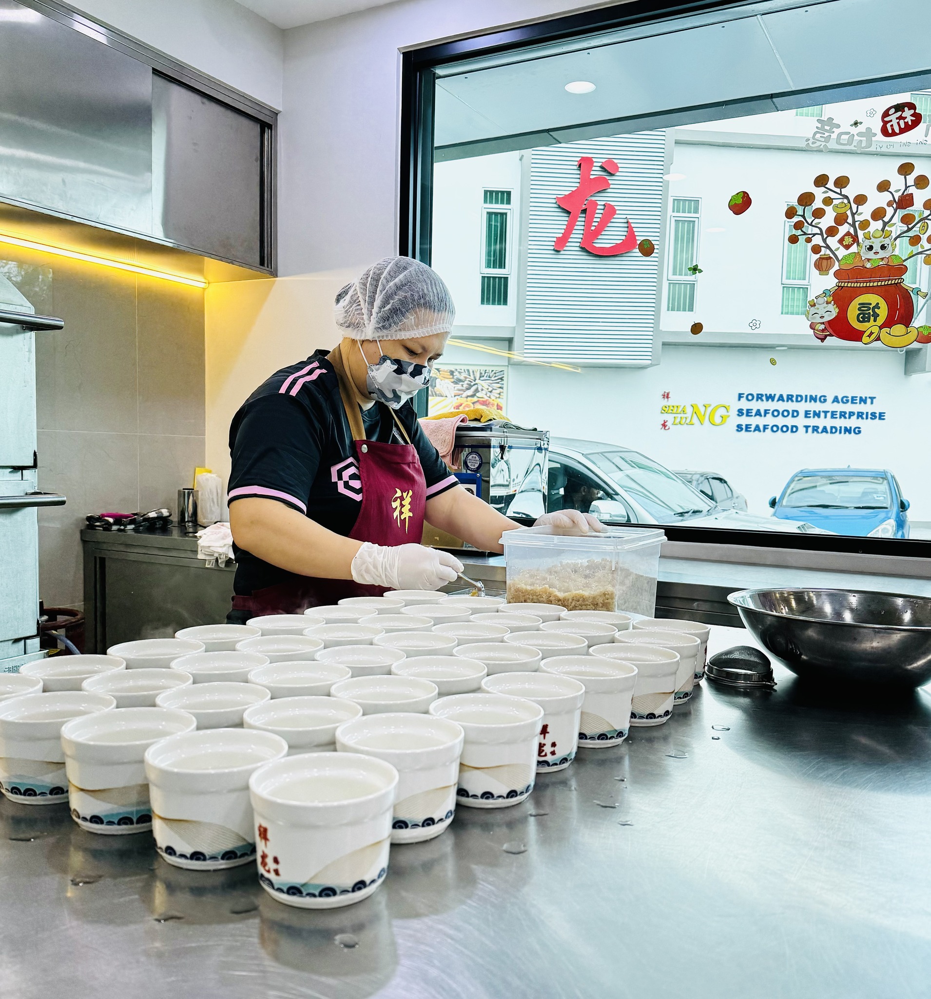 祥龙海味工厂内制作鲜炖燕窝的场景，确保燕窝的高品质与营养功效。