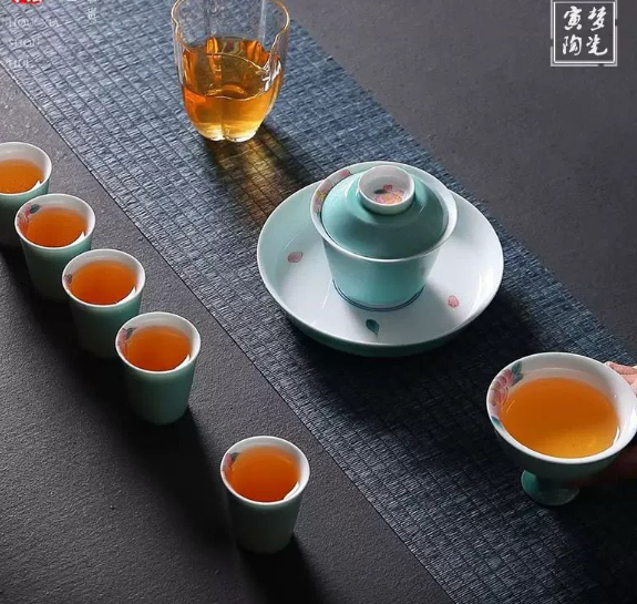 手绘牡丹影青盖碗礼盒装 Elegant Hand-Painted Peony Yingqing Porcelain Covered Bowl– Gift Box Edition