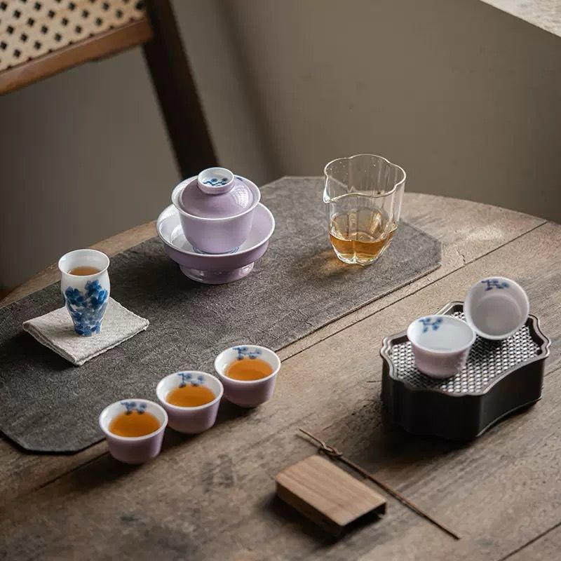 迎客松手绘盖碗套组 "Welcoming Pine" Hand-Painted Covered Bowl Tea Set