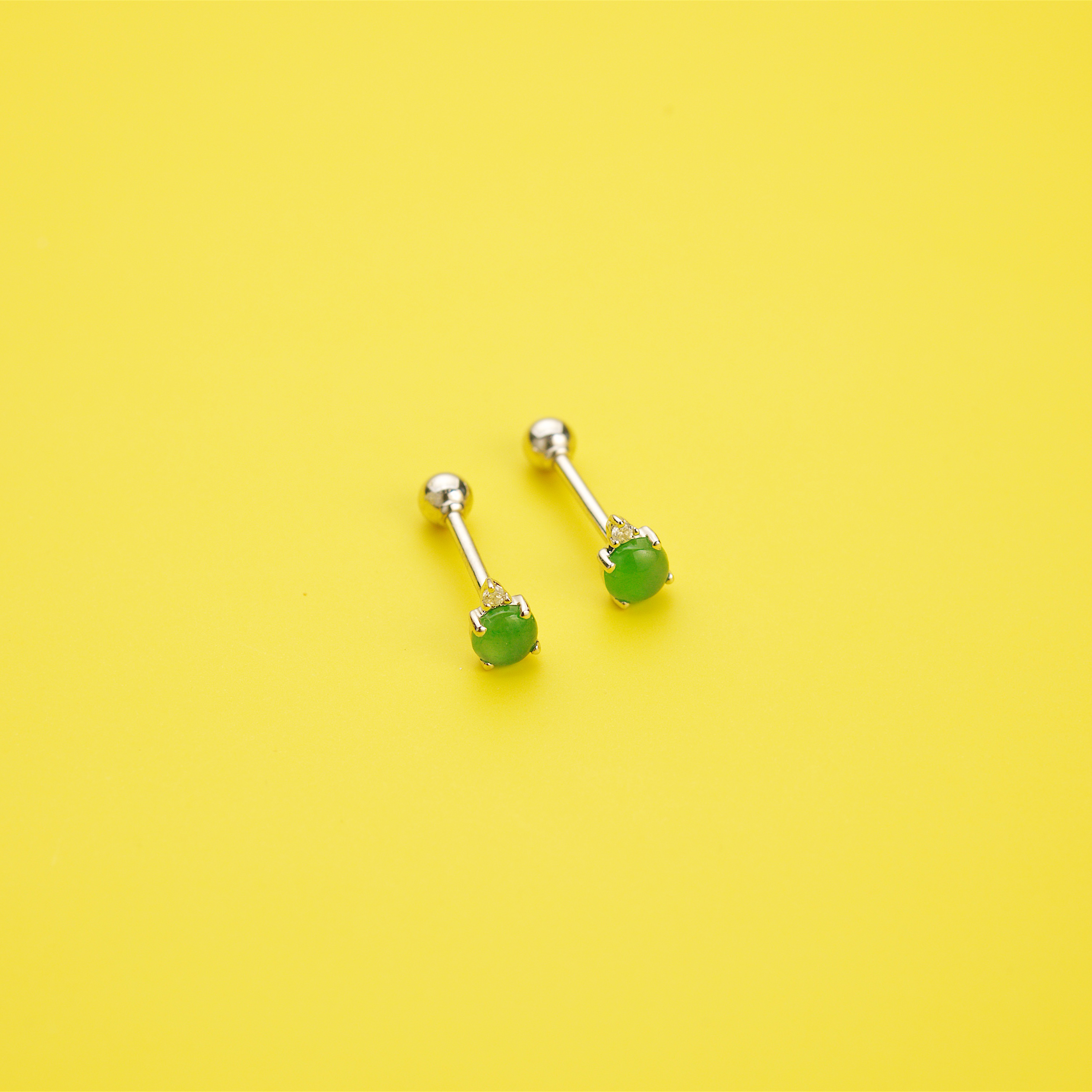 18K White Gold Apple Green Jade Ear Studs (PJA00503B)