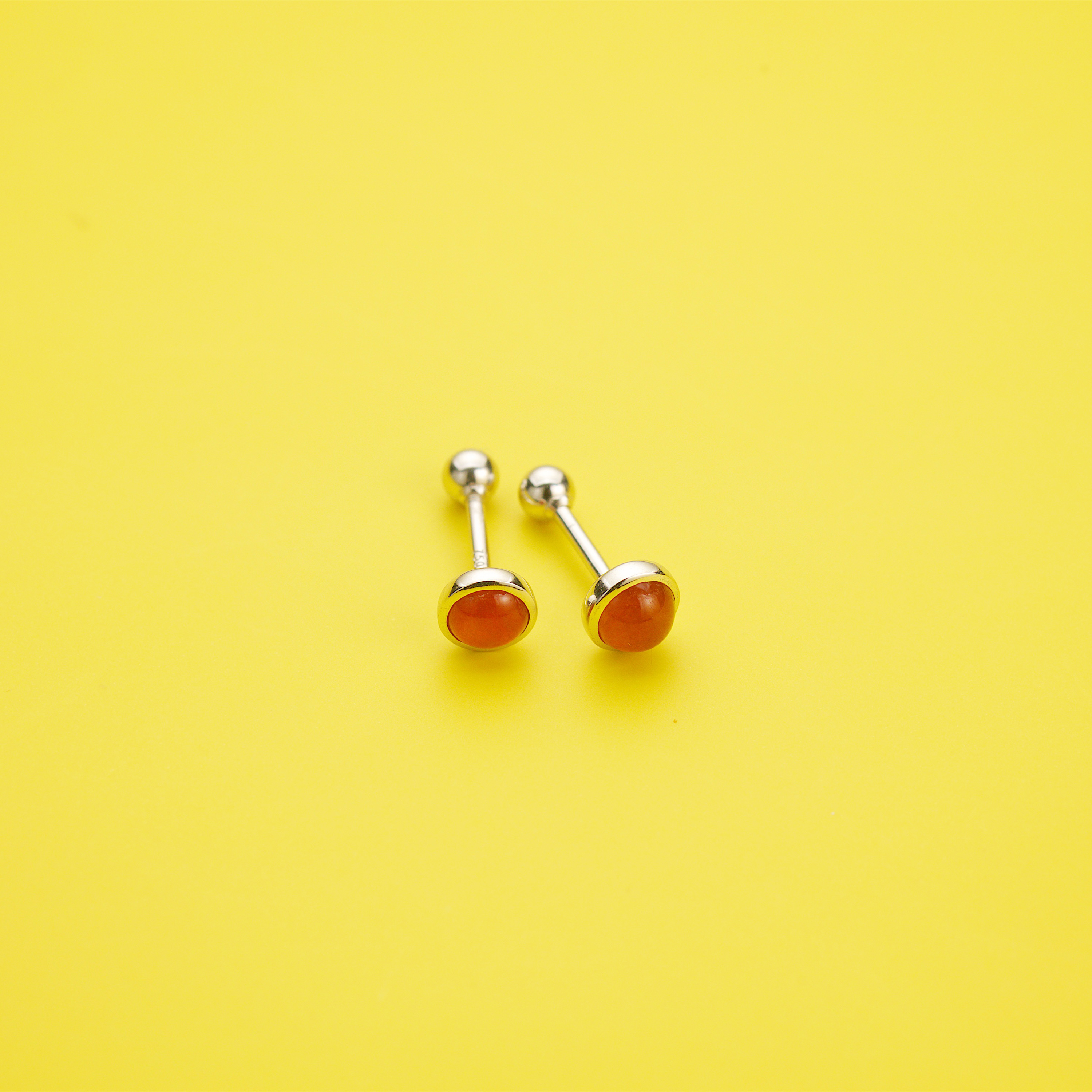 18K White Gold Red Jade Ear Studs (PJA00513)