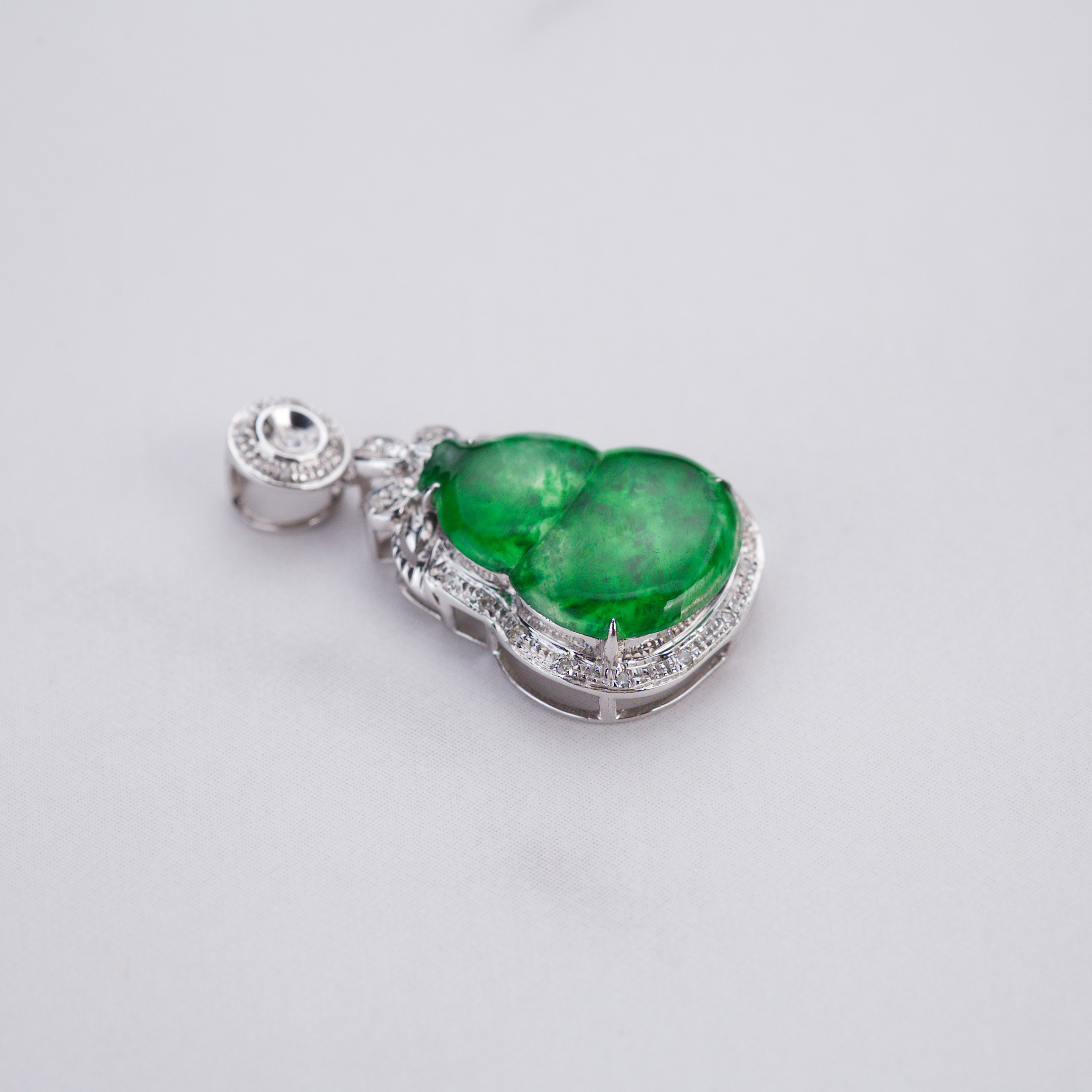 18K White Gold Spicy Green Jade Hulu Pendant (PJA00063)