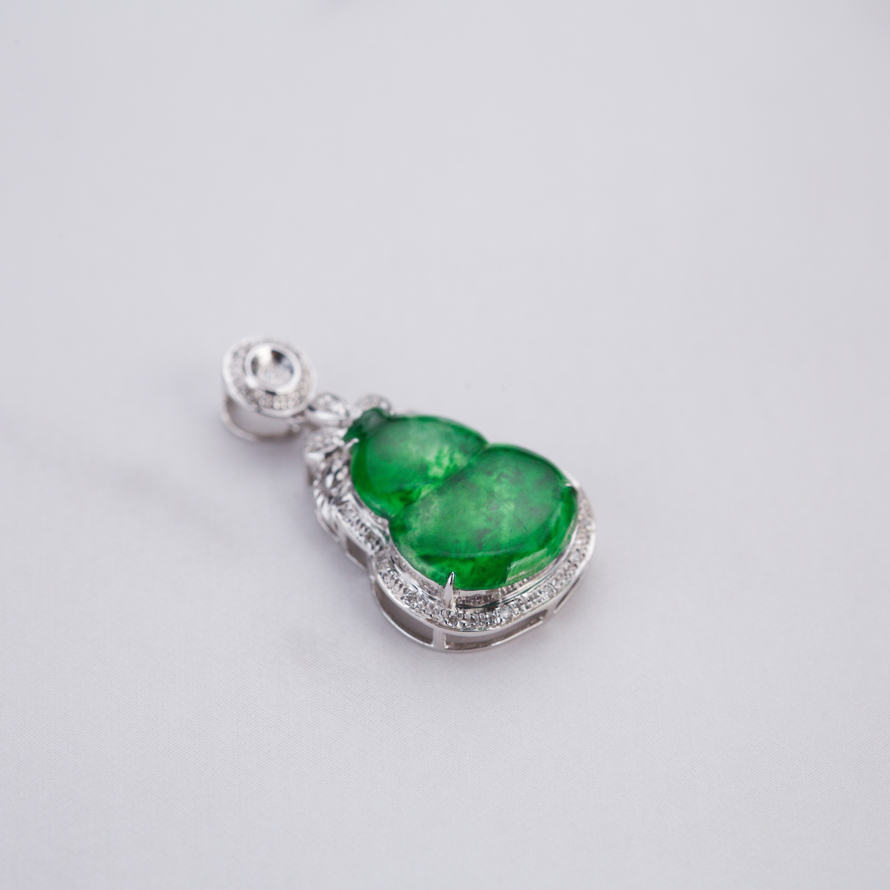 18K White Gold Spicy Green Jade Hulu Pendant (PJA00063)