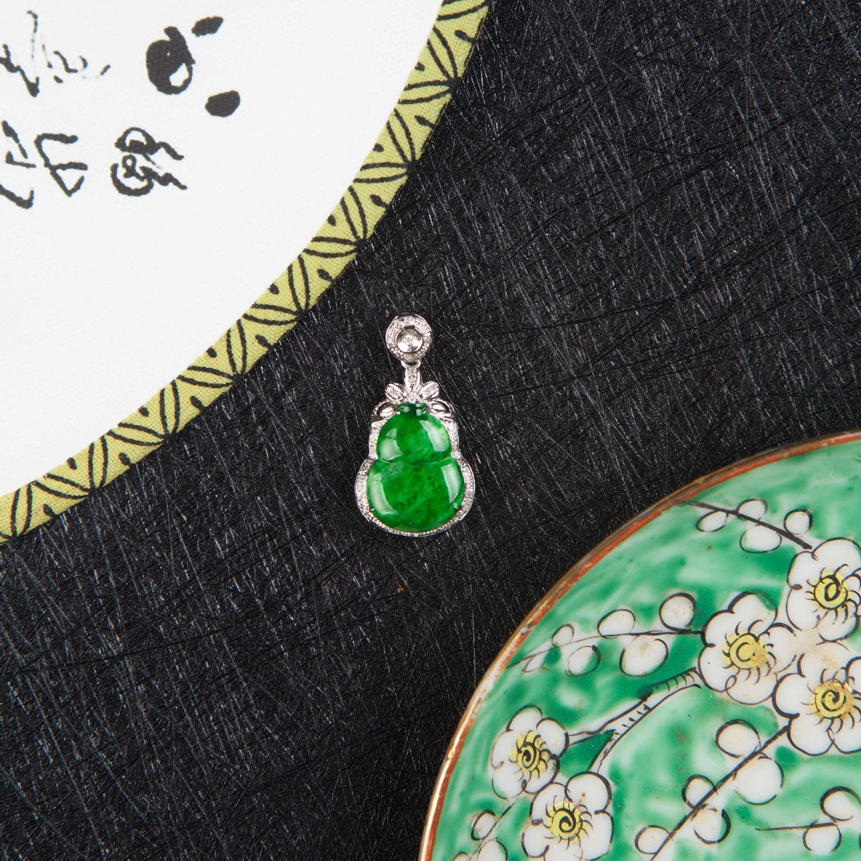 18K White Gold Spicy Green Jade Hulu Pendant (PJA00063)