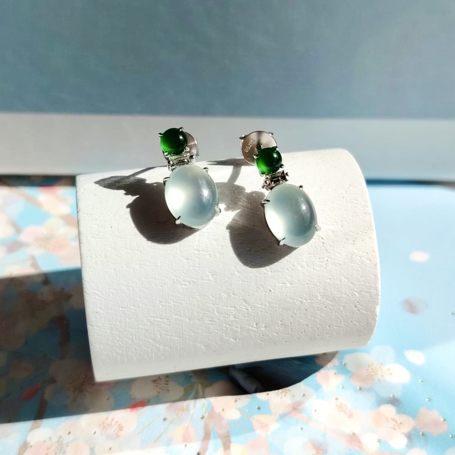 18K White Gold Icy Colorless Cabochon Jade Earrings (PJA01340)