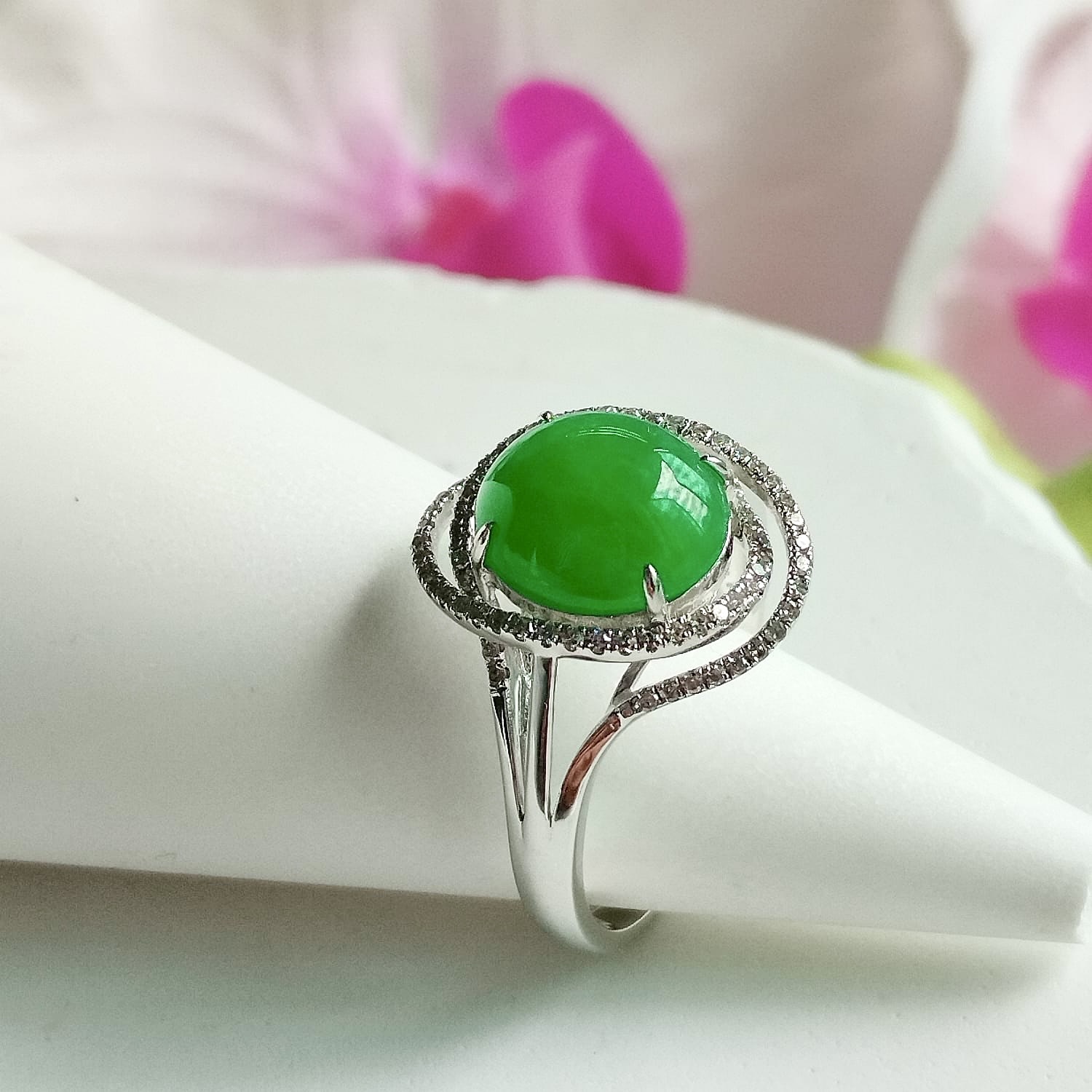 18k White Gold Green Cabochon Jade Ring (PJA00930)