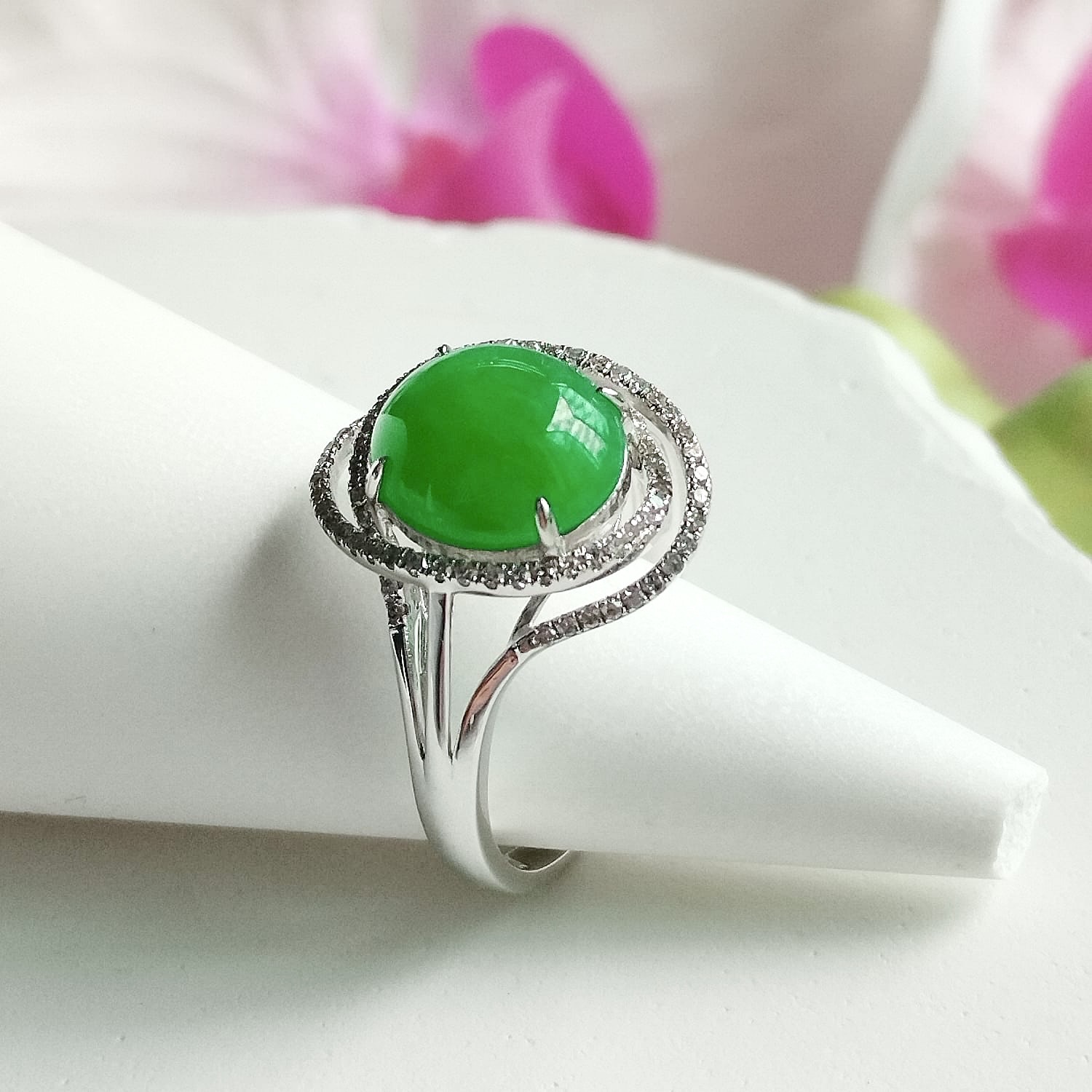 18k White Gold Green Cabochon Jade Ring (PJA00930)