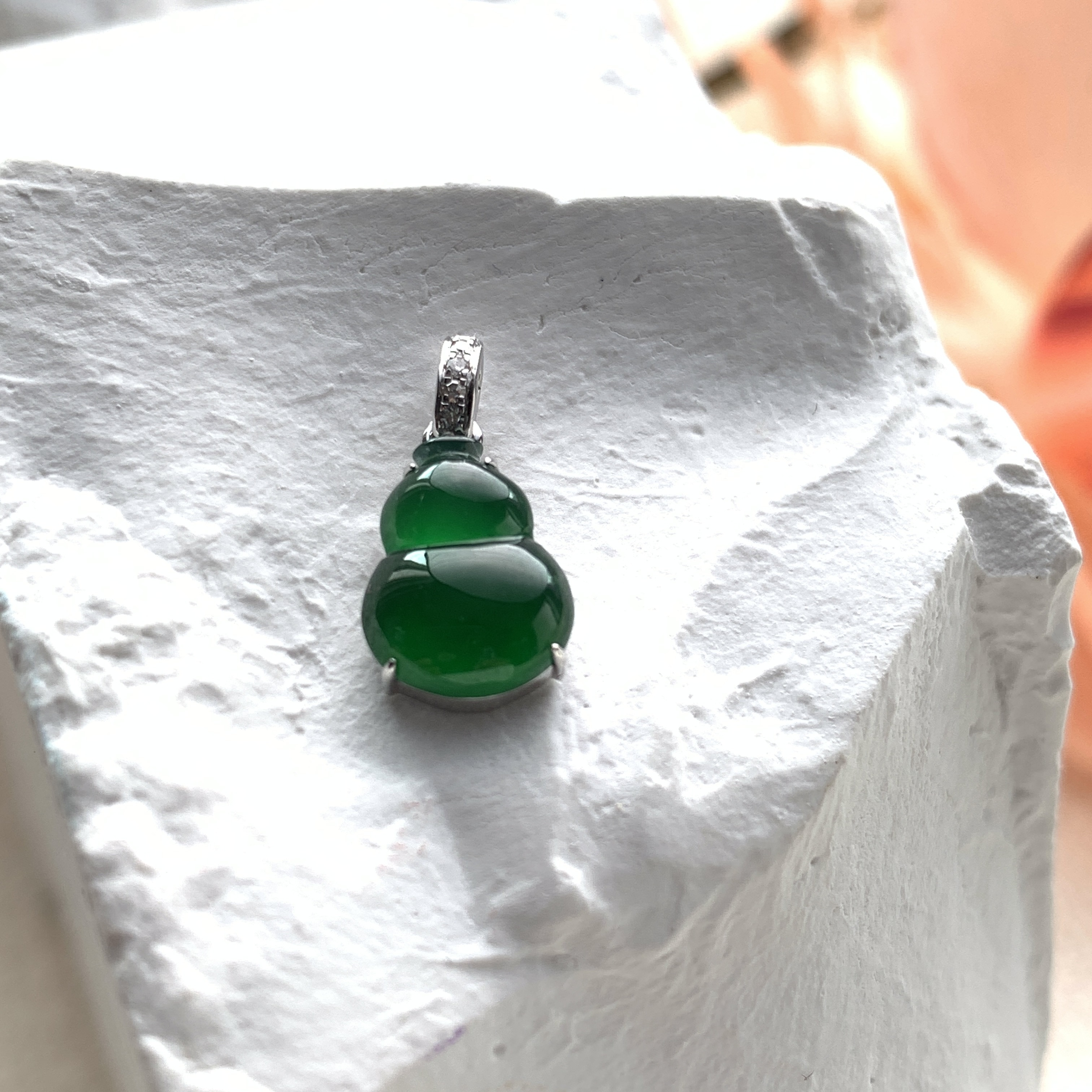 Green Hulu Jade Pendant (PJA00696)