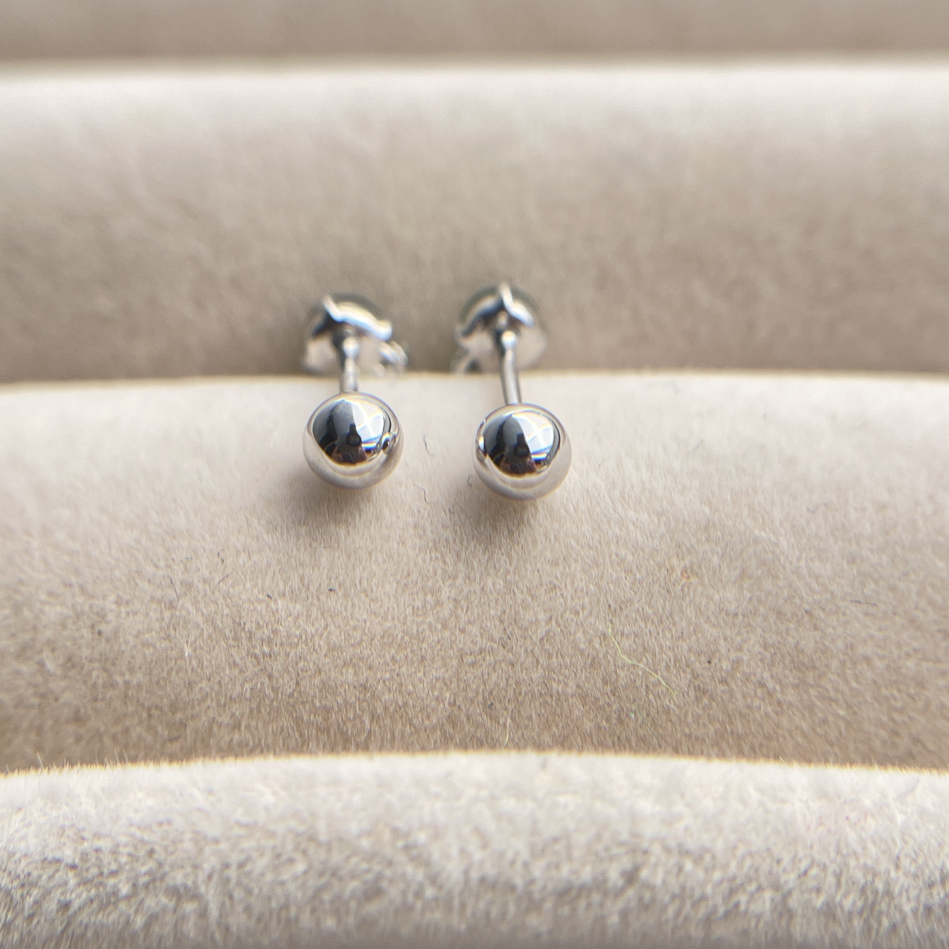 18k White Gold Green Jade Cabochons Earrings (PJA00356)