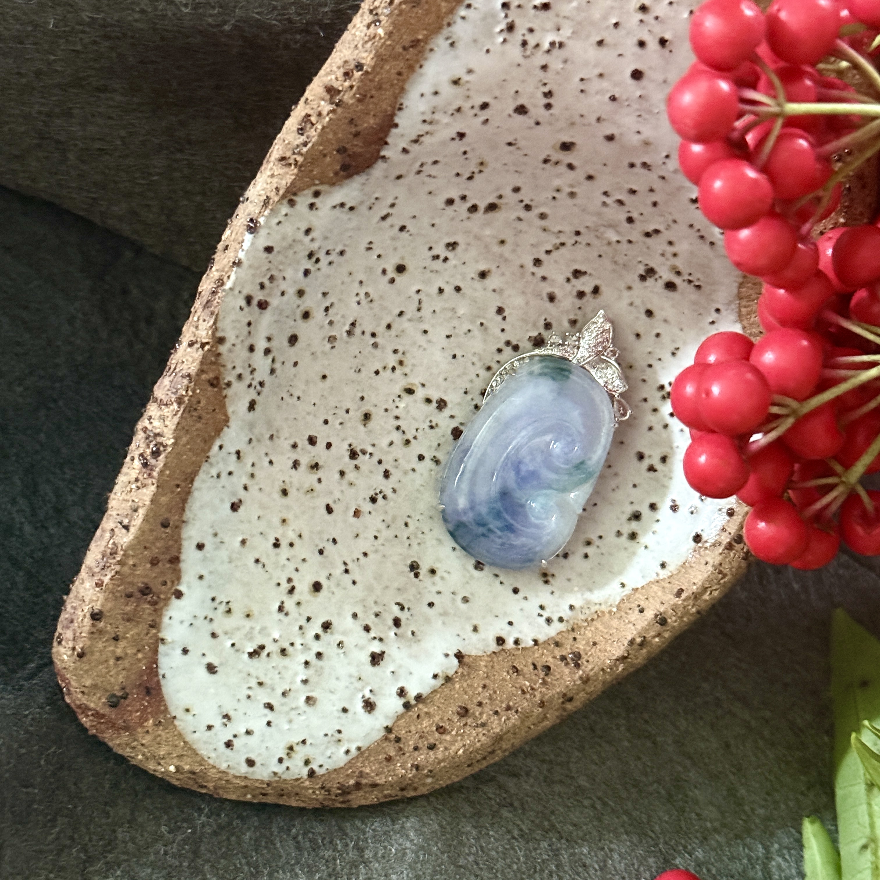 18K White Gold Ruyi Lavender Jade Pendant (PJA00361)
