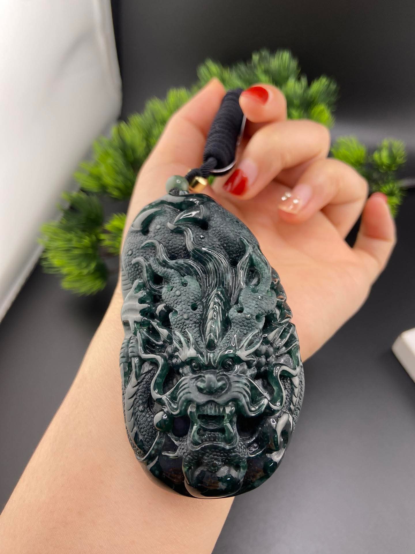 18K Green Carved Dragon Pendant (PJA01044)