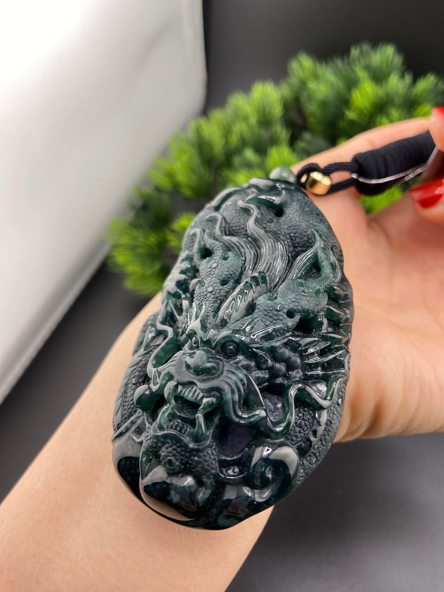 18K Green Carved Dragon Pendant (PJA01044)