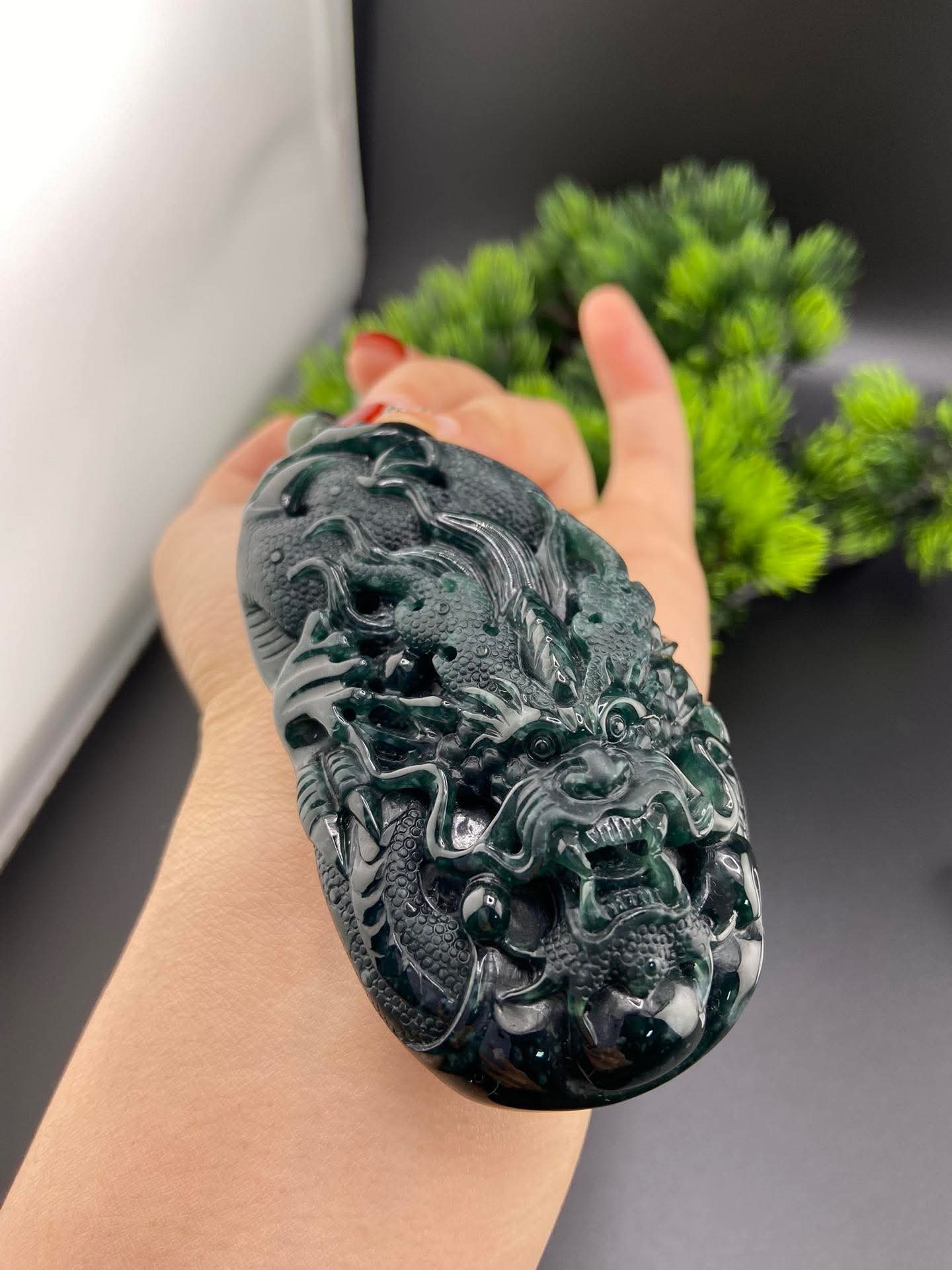 18K Green Carved Dragon Pendant (PJA01044)