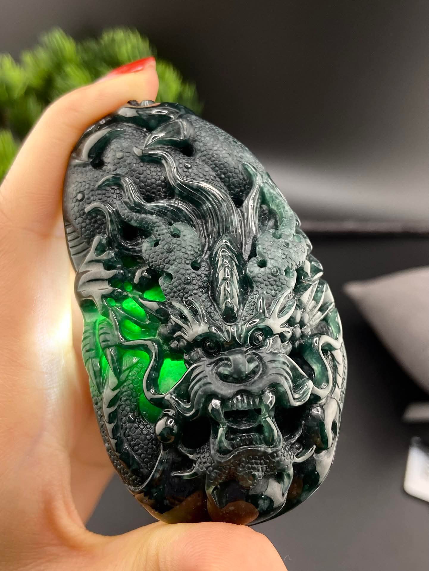 18K Green Carved Dragon Pendant (PJA01044)