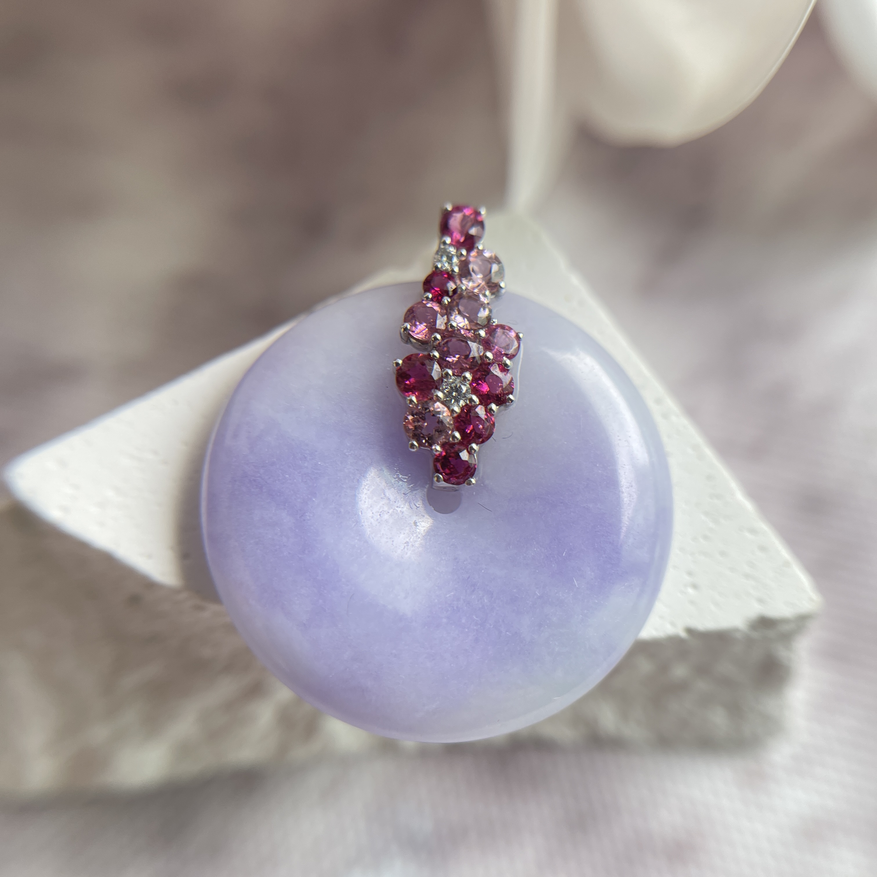 18K White Gold Lavender Safety Coin Jade Pendant (PJA00351)