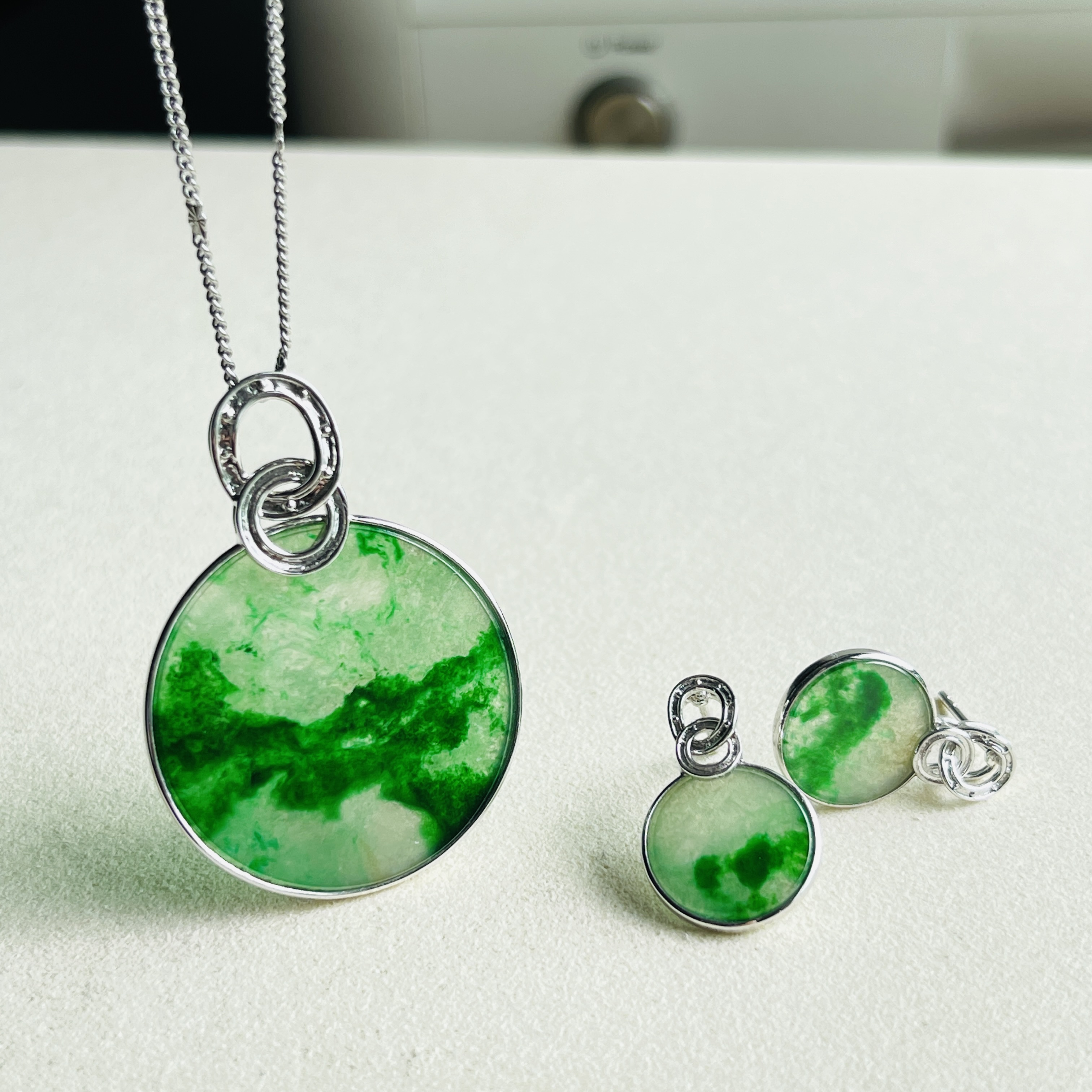 18K White Gold Green Jade Ear Studs (PJA00517)