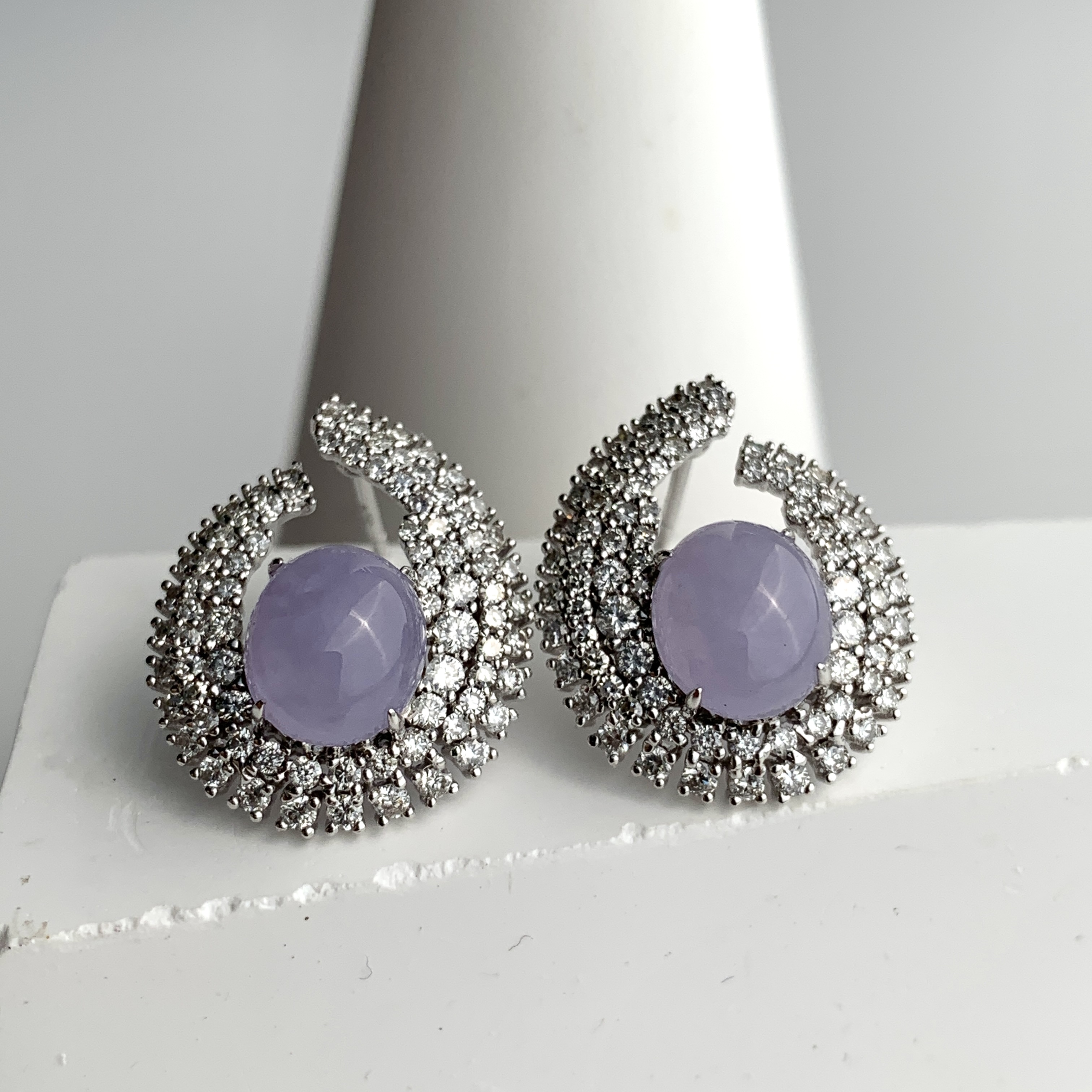 18K White Gold Lavender Jade Ear Studs (PJA00744)