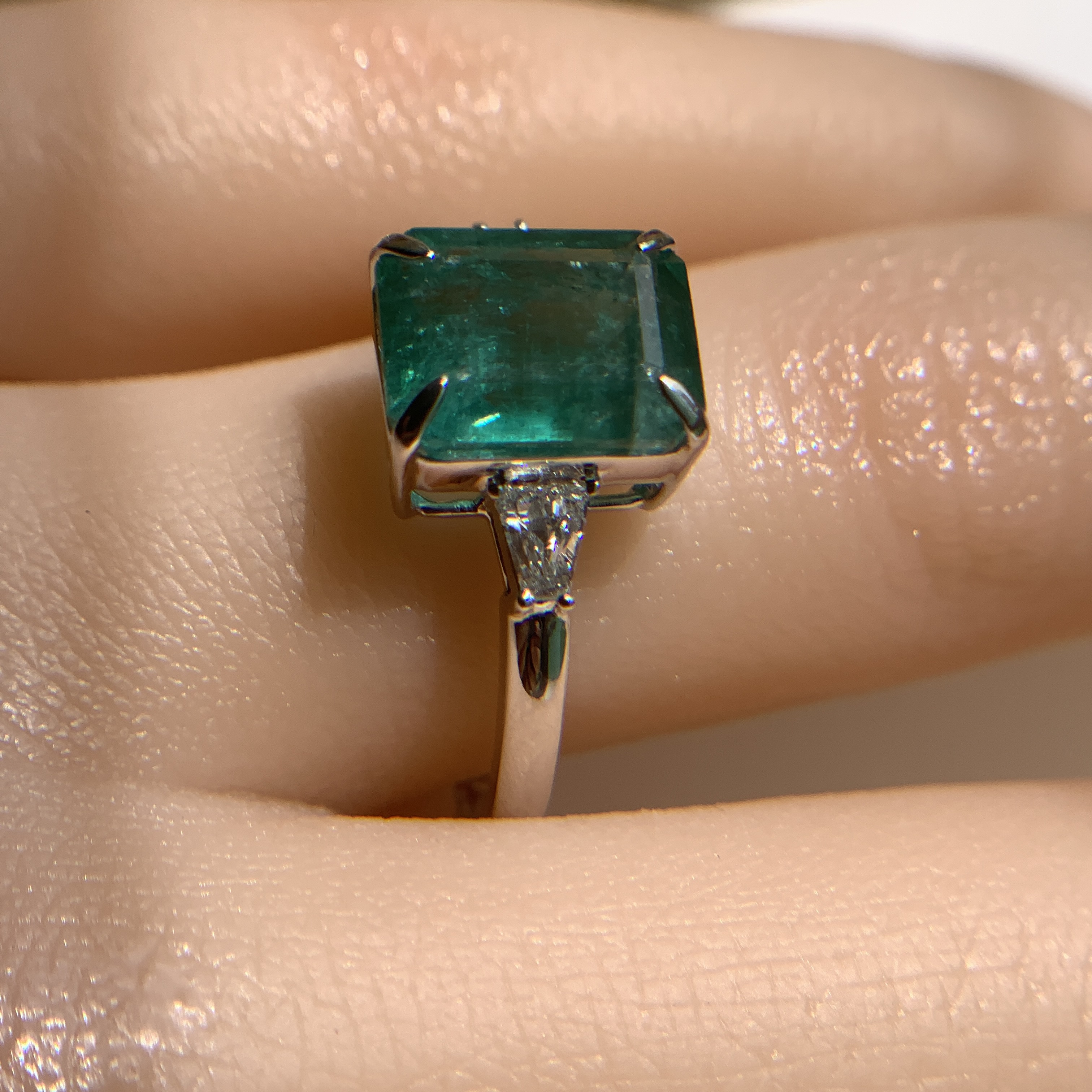 18K White Gold Green Emerald Ring (PDA00012)