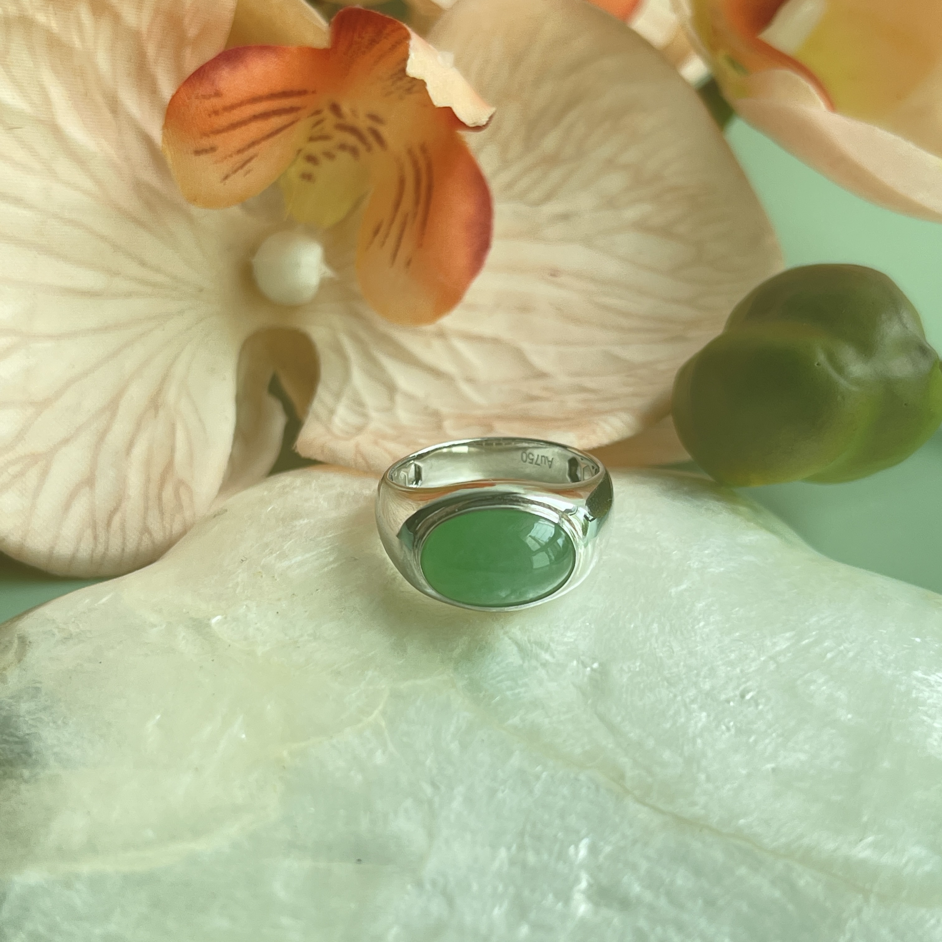 18K White Gold Vibrant Apple Green Jade Cabochon Ring (PJA00291)
