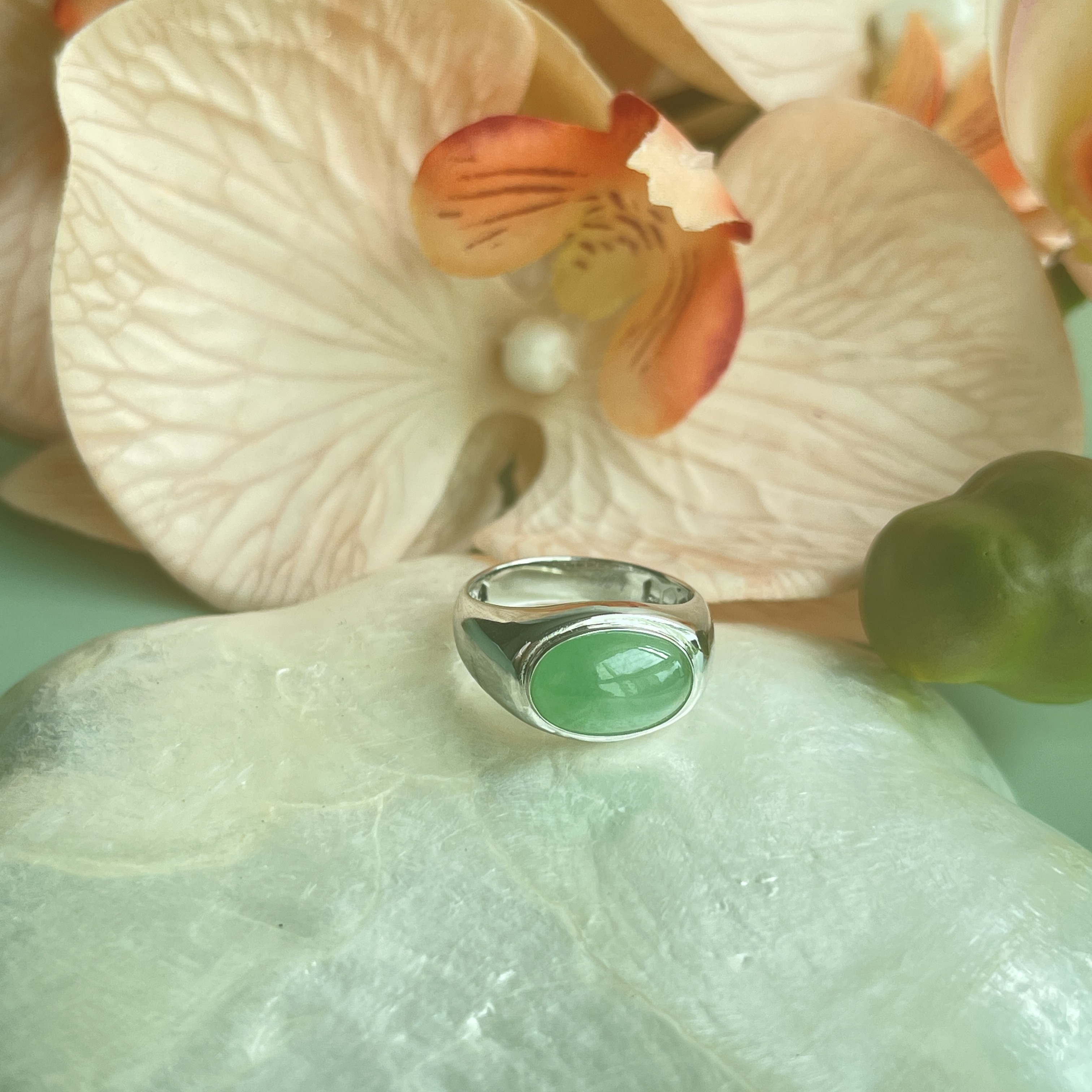 18K White Gold Vibrant Apple Green Jade Cabochon Ring (PJA00291)