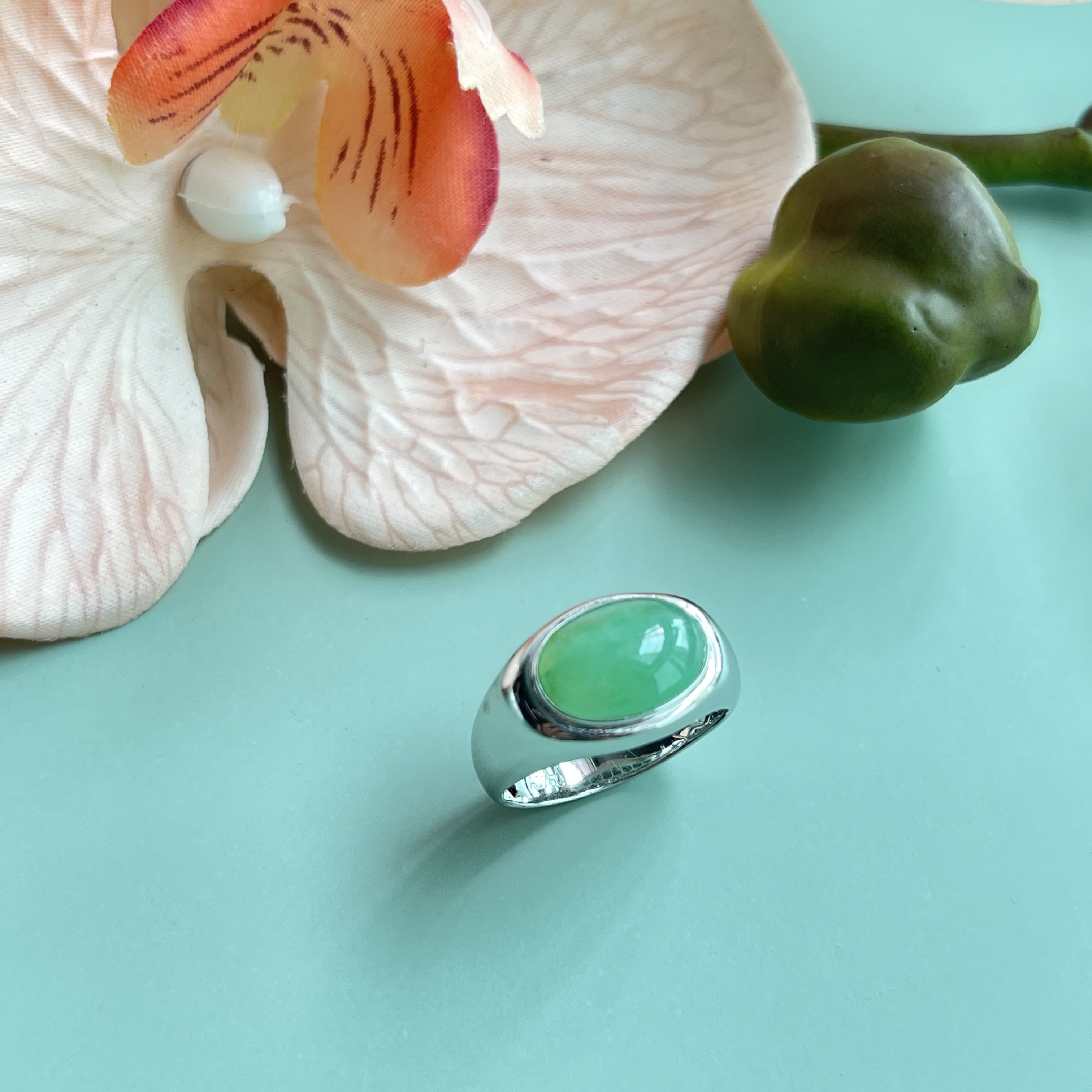 18K White Gold Vibrant Apple Green Jade Cabochon Ring (PJA00291)