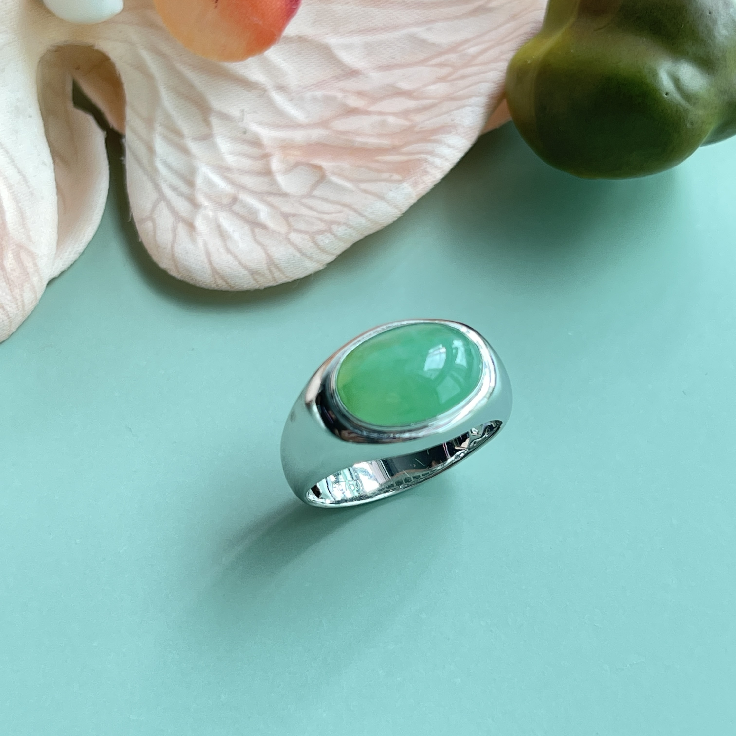 18K White Gold Vibrant Apple Green Jade Cabochon Ring (PJA00291)