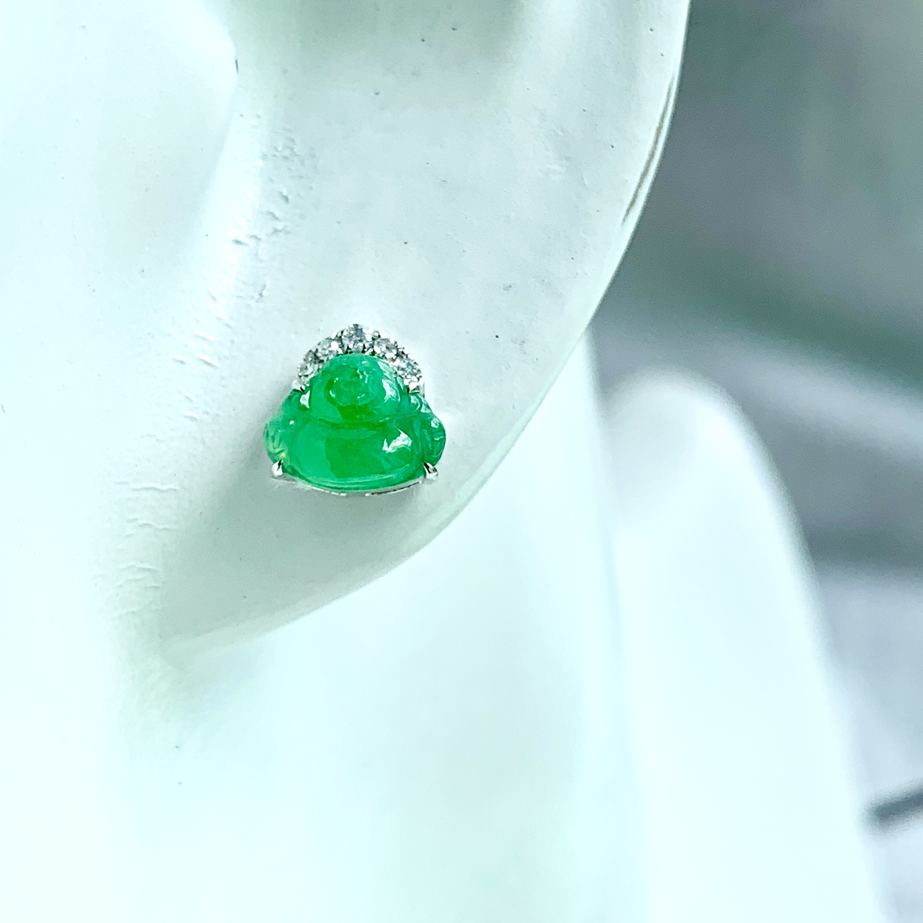 18K White Gold Green Laugh+B2:B25ing Buddha Earrings (PJA01159)